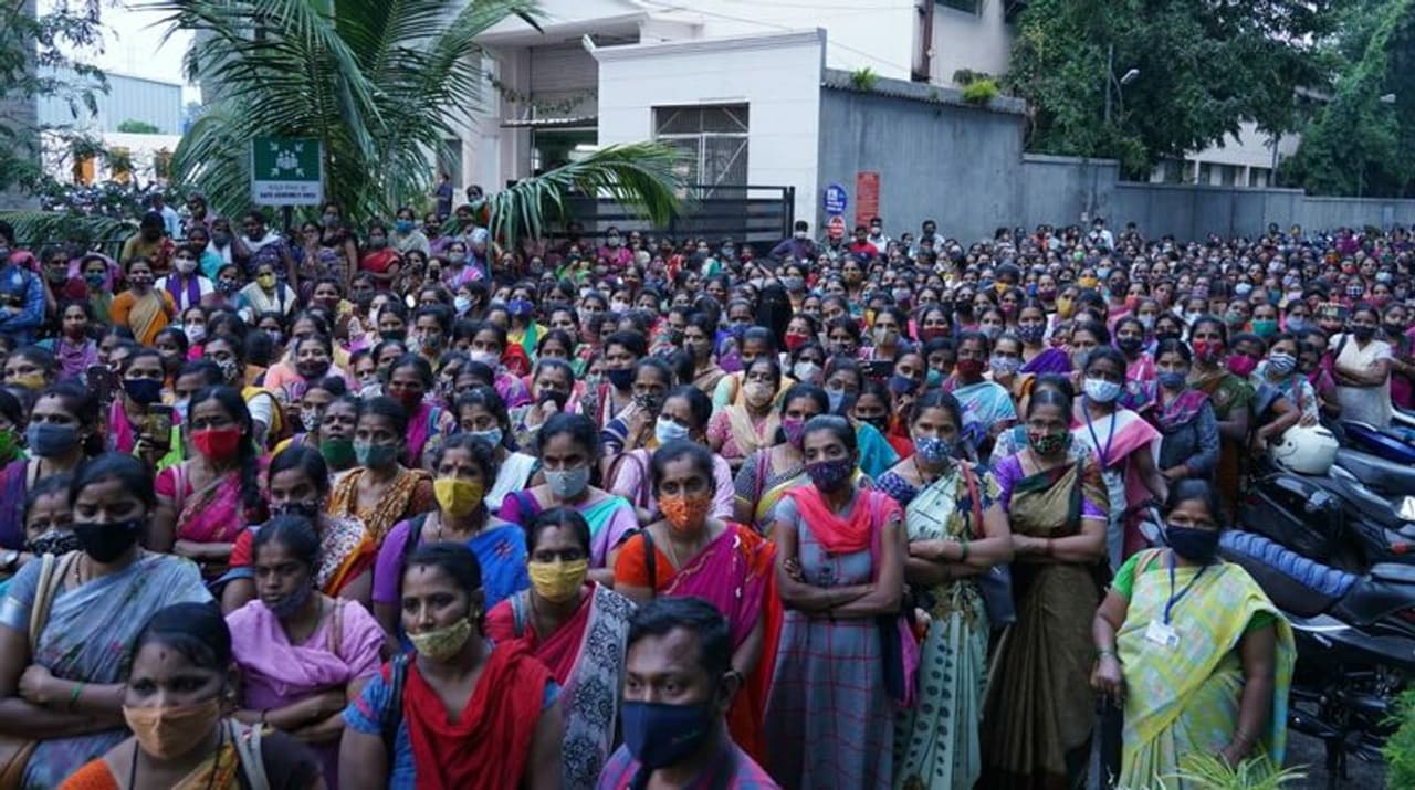 <p>ಶನಿವಾರ ಯಶವಂತಪುರ, ಪೀಣ್ಯ, ಗೊರಗುಂಟೆಪಾಳ್ಯ ಸೇರಿದಂತೆ ವಿವಿಧೆಡೆ ಇರುವ ಗಾರ್ಮೆಂಟ್ಸ್ ಕಾರ್ಖಾನೆಗಳಿಗೆ ತೆರಳಿ ಮತ ಯಾಚಿಸಿದ ಕಾಂಗ್ರೆಸ್ ಅಭ್ಯರ್ಥಿ ಕುಸುಮಾ ಅವರಿಗೆ ಸಂಸದ ಡಿ.ಕೆ.ಸುರೇಶ್, ಮಾಜಿ ಸಂಸದ ಧ್ರುವನಾರಾಯಣ್ ಸೇರಿದಂತೆ ಮತ್ತಿತರ ಕಾಂಗ್ರೆಸ್ ಮುಖಂಡರು ಸಾಥ್ ನೀಡಿದರು.</p> <p>ಶನಿವಾರ ಯಶವಂತಪುರ, ಪೀಣ್ಯ, ಗೊರಗುಂಟೆಪಾಳ್ಯ ಸೇರಿದಂತೆ ವಿವಿಧೆಡೆ ಇರುವ ಗಾರ್ಮೆಂಟ್ಸ್ ಕಾರ್ಖಾನೆಗಳಿಗೆ ತೆರಳಿ ಮತ ಯಾಚಿಸಿದ ಕಾಂಗ್ರೆಸ್ ಅಭ್ಯರ್ಥಿ ಕುಸುಮಾ ಅವರಿಗೆ ಸಂಸದ ಡಿ.ಕೆ.ಸುರೇಶ್, ಮಾಜಿ ಸಂಸದ ಧ್ರುವನಾರಾಯಣ್ ಸೇರಿದಂತೆ ಮತ್ತಿತರ ಕಾಂಗ್ರೆಸ್ ಮುಖಂಡರು ಸಾಥ್ ನೀಡಿದರು.</p>