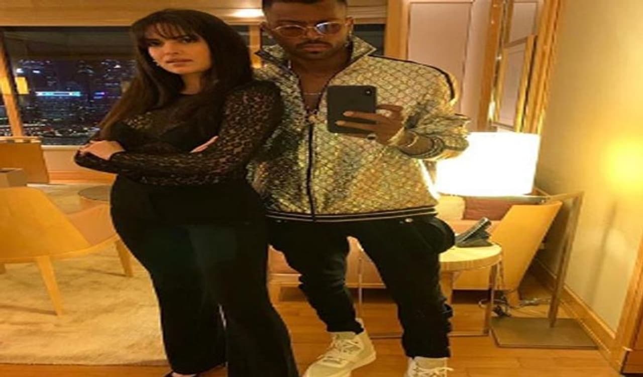 <p>ಹಾರ್ದಿಕ್ ಪಾಂಡ್ಯ ಟೀಮ್ ಇಂಡಿಯಾದಲ್ಲಿ ತಮ್ಮ ಬ್ಯಾಟಿಂಗ್ ಹಾಗೂ ಬೌಲಿಂಗ್‌ ಸಾಮರ್ಥ್ಯದಿಂದಾಗಿ ಸ್ಥಾನ ಕಂಡುಕೊಂಡಿದ್ದಾರೆ. ತಂಡದ ಟ್ಯಾಲೆಂಟ್&nbsp;ಆಲ್‌ರೌಂಡರ್ ಆಗಿರುವ ಹಾರ್ದಿಕ್‌ ಪರ್ಸನಲ್‌ ಲೈಫ್‌ ಸಹ ಈಗ ಲೈಮ್‌ಲೈಟ್‌ನ್ಲಲಿದೆ. ಇದಕ್ಕೆ ಕಾರಣ ಅವರ ಹಾಟ್‌ ಪತ್ನಿ ನಟಾಸಾ ಸ್ಟಾಂಕೋವಿಕ್.</p>