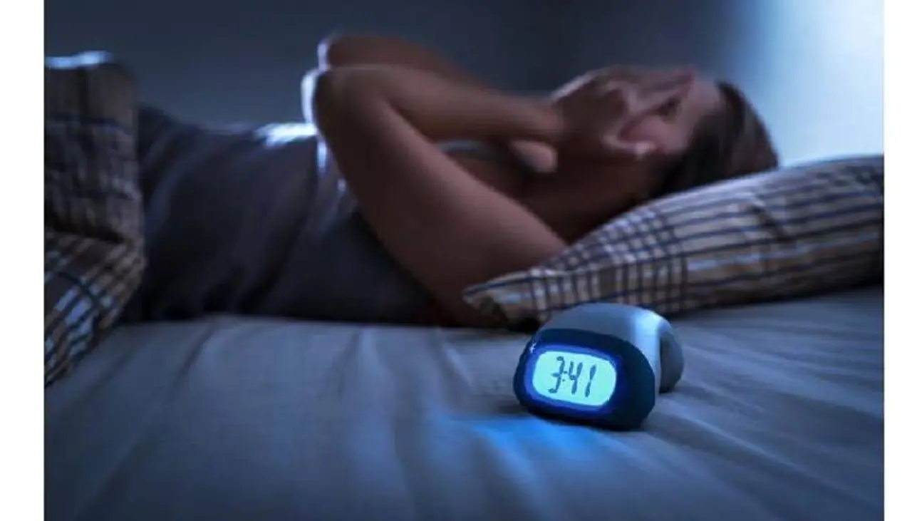 <p><strong>ഒന്ന്...</strong></p><p>&nbsp;</p><p>ഉറക്കം മനുഷ്യന് അത്യാവശ്യമായി വേണ്ട ഒന്നാണ്. ഉറക്കം ശരിയായില്ലെങ്കില്‍ ആരോഗ്യത്തെ അത് ബാധിക്കും. കൂടാതെ ഉറക്കകുറവ് വിശപ്പ്‌ കൂടാന്‍ കാരണമാകും. ഉറക്കം ശരിയല്ലെങ്കില്‍ ക്ഷീണം, തളര്‍ച്ച എന്നിവ തോന്നാം. അത് വ്യായാമം ചെയ്യുന്നതില്‍ പോലും തടസങ്ങള്‍ സൃഷ്ടിക്കാം. അതിനാല്‍ ദിവസവും 7 8 മണിക്കൂര്‍ വരെ ഉറങ്ങാന്‍ ശ്രമിക്കുക.&nbsp;</p>