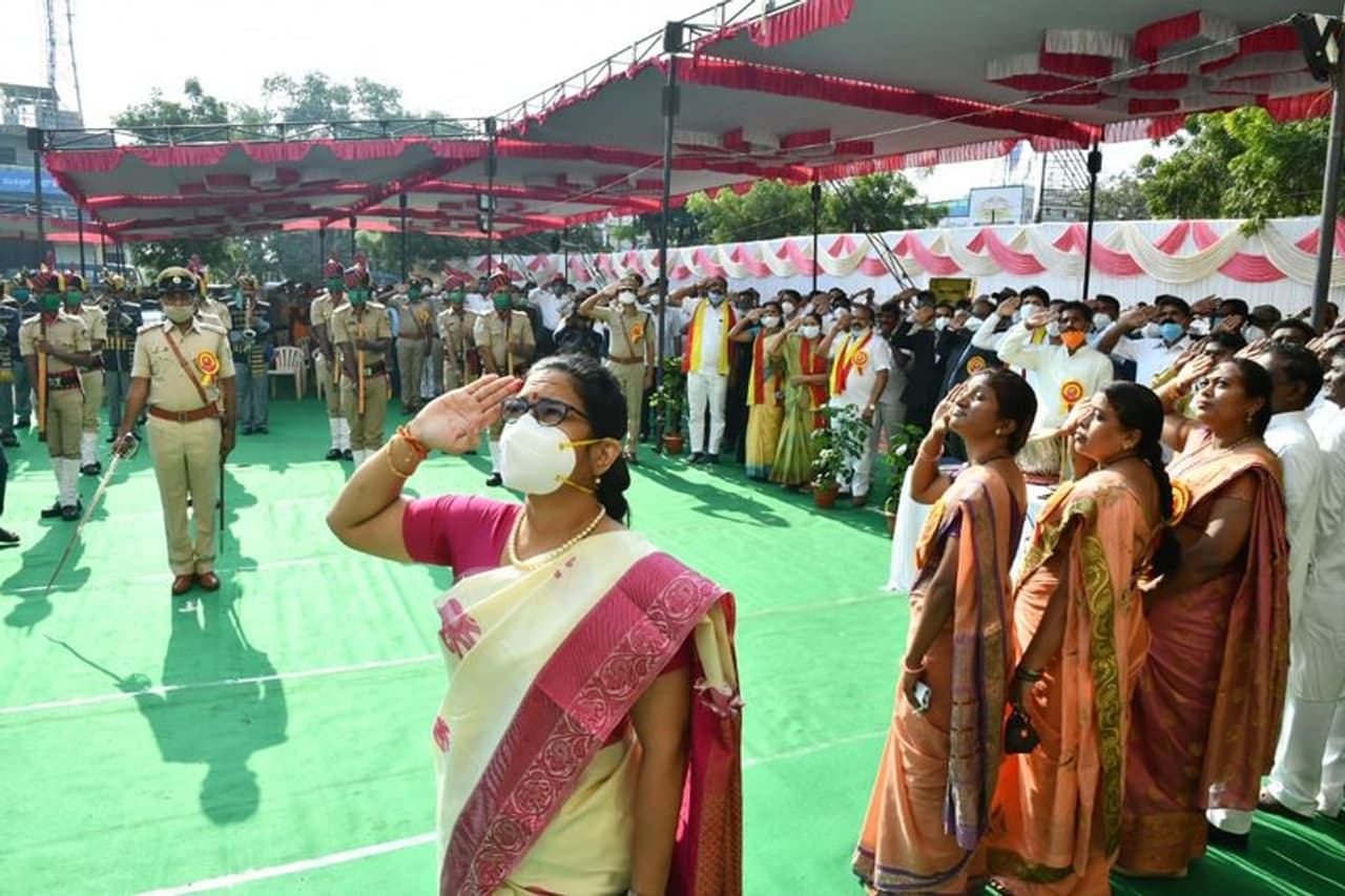 <p>ನಾಡಿನಾದ್ಯಂತ ಇಂದು ಕನ್ನಡ ರಾಜ್ಯೋತ್ಸವವನ್ನ ಸಂಭ್ರಮದಿಂದ ಆಚರಿಸಲಾಗುತ್ತಿದೆ. </p> <p>ನಾಡಿನಾದ್ಯಂತ ಇಂದು ಕನ್ನಡ ರಾಜ್ಯೋತ್ಸವವನ್ನ ಸಂಭ್ರಮದಿಂದ ಆಚರಿಸಲಾಗುತ್ತಿದೆ. </p>