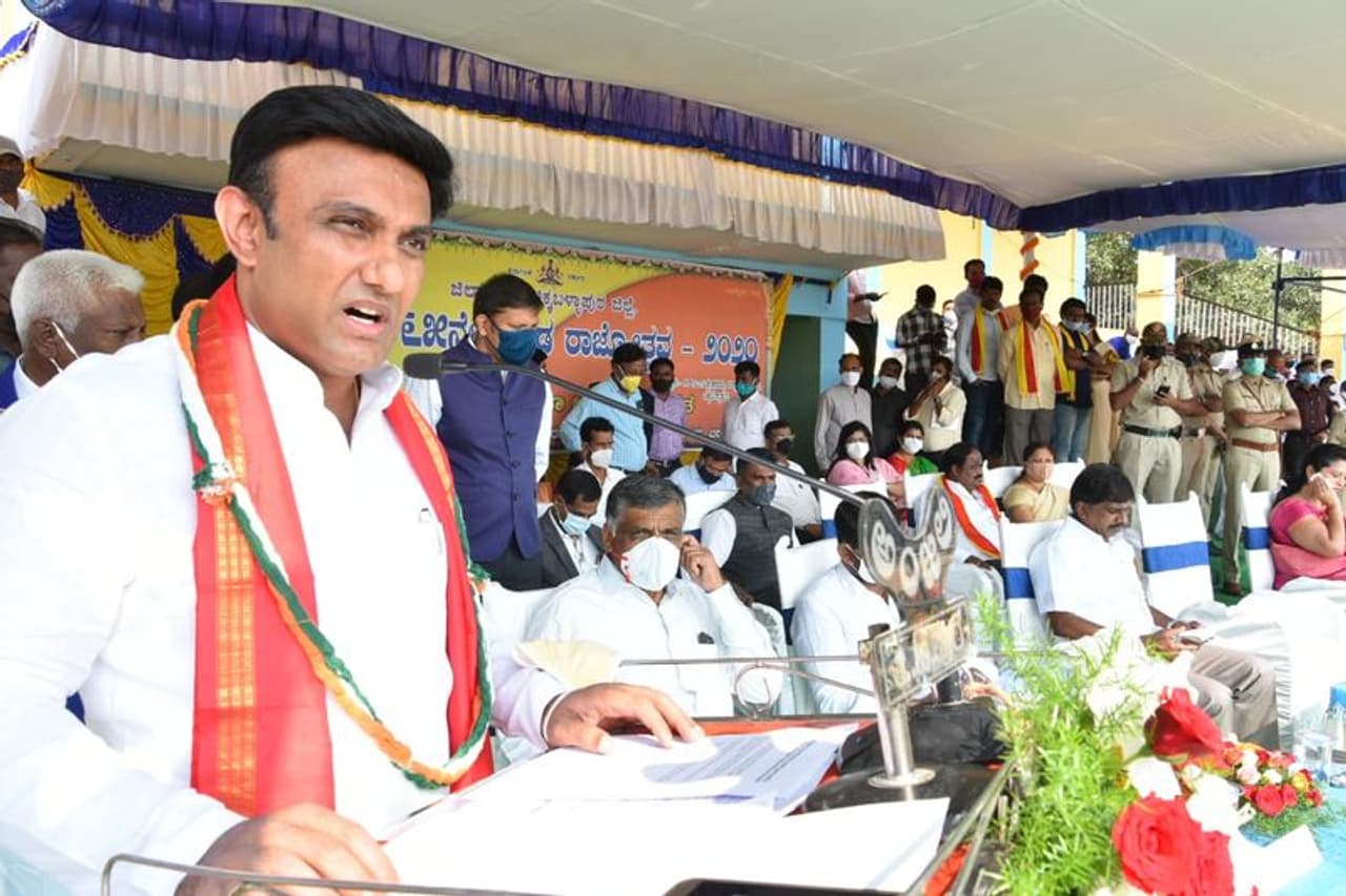 <p><br />ಅಭಿವೃದ್ಧಿ ಪರವಾಗಿ ಜನರು ನಿಲ್ಲಲಿದ್ದಾರೆ ಎಂದ ಸಚಿವರು</p> <p><br />ಅಭಿವೃದ್ಧಿ ಪರವಾಗಿ ಜನರು ನಿಲ್ಲಲಿದ್ದಾರೆ ಎಂದ ಸಚಿವರು</p>