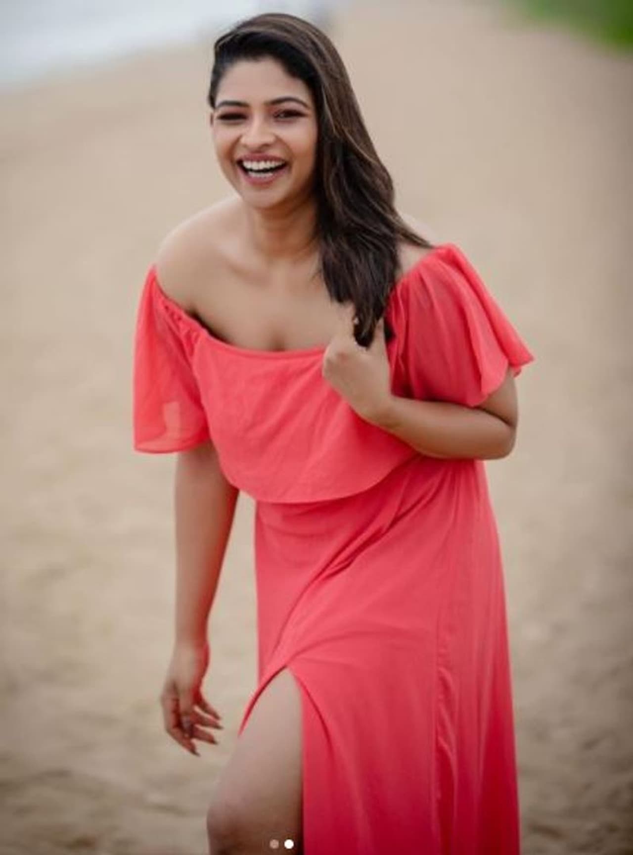 <h2> </h2><p>நிகழ்ச்சிகளை மிகவும் சுவாரஸ்யமாக தொகுத்து வழங்கி வருபவர்களில் ஒருவர், விஜே.மகேஸ்வரி, சன்டிவி மூலம் பிரபலமான இவர், தற்போது மற்றொரு தனியார் தொலைக்காட்சியில் ஒளிபரப்பாகி வரும் 'பேட்டராப்' என்கிற நிகழ்ச்சியை தொகுத்து வழங்கி வருகிறார். </p> <h2> </h2><p>நிகழ்ச்சிகளை மிகவும் சுவாரஸ்யமாக தொகுத்து வழங்கி வருபவர்களில் ஒருவர், விஜே.மகேஸ்வரி, சன்டிவி மூலம் பிரபலமான இவர், தற்போது மற்றொரு தனியார் தொலைக்காட்சியில் ஒளிபரப்பாகி வரும் 'பேட்டராப்' என்கிற நிகழ்ச்சியை தொகுத்து வழங்கி வருகிறார். </p>