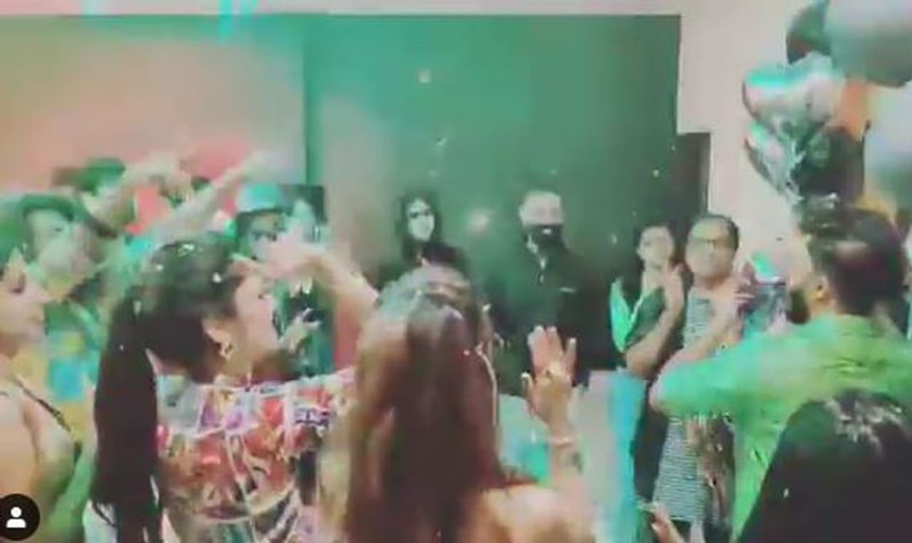 <p>தமிழ் சினிமாவின் முன்னணி நடிகையான அமலா பால் தனது ஆடை படத்திற்கு பிறகு முற்றிலும் ஆளே மாறிவிட்டார். இருக்கிற இடம் தெரியாமல் இருந்தவர் இப்போது தினமும் ஒரு சர்ச்சை போட்டோக்களை வெளியிட்டு ட்ரெண்டிங்கில் இடம் பிடித்து வருகிறார்.</p> <p>தமிழ் சினிமாவின் முன்னணி நடிகையான அமலா பால் தனது ஆடை படத்திற்கு பிறகு முற்றிலும் ஆளே மாறிவிட்டார். இருக்கிற இடம் தெரியாமல் இருந்தவர் இப்போது தினமும் ஒரு சர்ச்சை போட்டோக்களை வெளியிட்டு ட்ரெண்டிங்கில் இடம் பிடித்து வருகிறார்.</p>