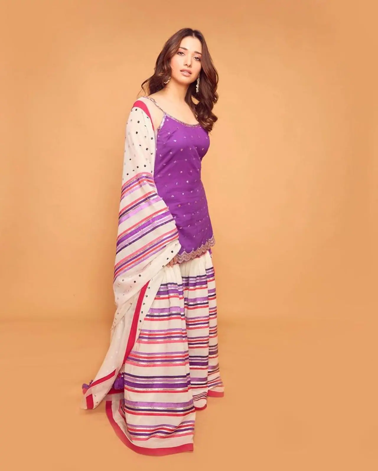 <p>தமிழ், தெலுங்கு சினிமாவில் முன்னணி நடிகையாக வலம் வரும்<br />தமன்னாவின் அப்பா, அம்மாவிற்கு கடந்த ஆகஸ்ட் மாதம்<br />கொரோனா தொற்று உறுதி செய்யப்பட்டது. உரிய சிகிச்சைக்கு<br />பின்னர் இருவரும் பூரண நலம் பெற்று திரும்பினர். <br /> </p> <p>தமிழ், தெலுங்கு சினிமாவில் முன்னணி நடிகையாக வலம் வரும்<br />தமன்னாவின் அப்பா, அம்மாவிற்கு கடந்த ஆகஸ்ட் மாதம்<br />கொரோனா தொற்று உறுதி செய்யப்பட்டது. உரிய சிகிச்சைக்கு<br />பின்னர் இருவரும் பூரண நலம் பெற்று திரும்பினர். <br /> </p>