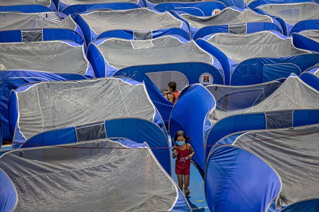 <p>കൊടുങ്കാറ്റിനെ കുറിച്ച് മുന്നറിയിപ്പ് വന്നപ്പോള് തന്നെ ജനങ്ങളെ സുരക്ഷിത സ്ഥാനത്തേക്ക് മാറ്റിയിരുന്നു. എന്നാല് കൊടുങ്കാറ്റും മഴയും ഉയര്ത്തിയ ചെളിയില് 150 ഓളം വീടുകള് പുതഞ്ഞ് പോയതായും റിപ്പോര്ട്ടുണ്ട്. </p> <p>കൊടുങ്കാറ്റിനെ കുറിച്ച് മുന്നറിയിപ്പ് വന്നപ്പോള് തന്നെ ജനങ്ങളെ സുരക്ഷിത സ്ഥാനത്തേക്ക് മാറ്റിയിരുന്നു. എന്നാല് കൊടുങ്കാറ്റും മഴയും ഉയര്ത്തിയ ചെളിയില് 150 ഓളം വീടുകള് പുതഞ്ഞ് പോയതായും റിപ്പോര്ട്ടുണ്ട്. </p>