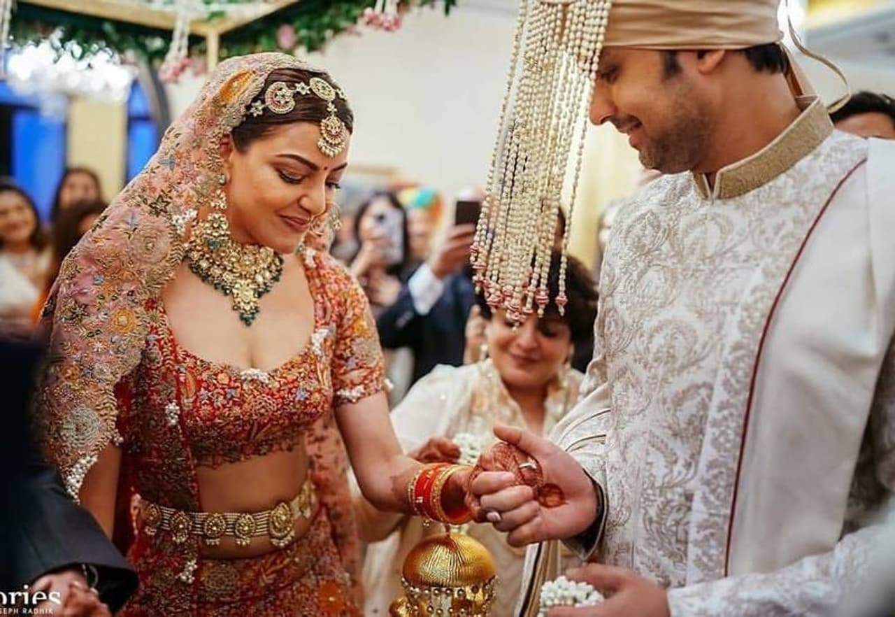 <p>காதல் கணவரின் முகத்தை பார்த்து வெட்கப்படும் காஜல் </p> <p>காதல் கணவரின் முகத்தை பார்த்து வெட்கப்படும் காஜல் </p>