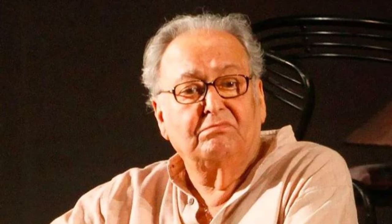 <p>Popular legendary Bengali actor Soumitra Chatterjee (Chattopadhyay) &nbsp;passed away on Sunday, November 15 in Kolkata following COVID 19 complications. He was 85.</p>