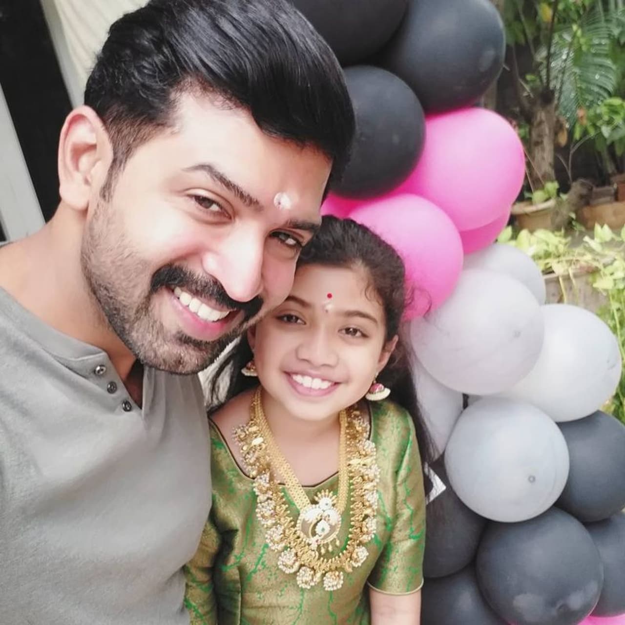 <p>அழகு மகளுடன் அருண் விஜய்</p> <p>அழகு மகளுடன் அருண் விஜய்</p>