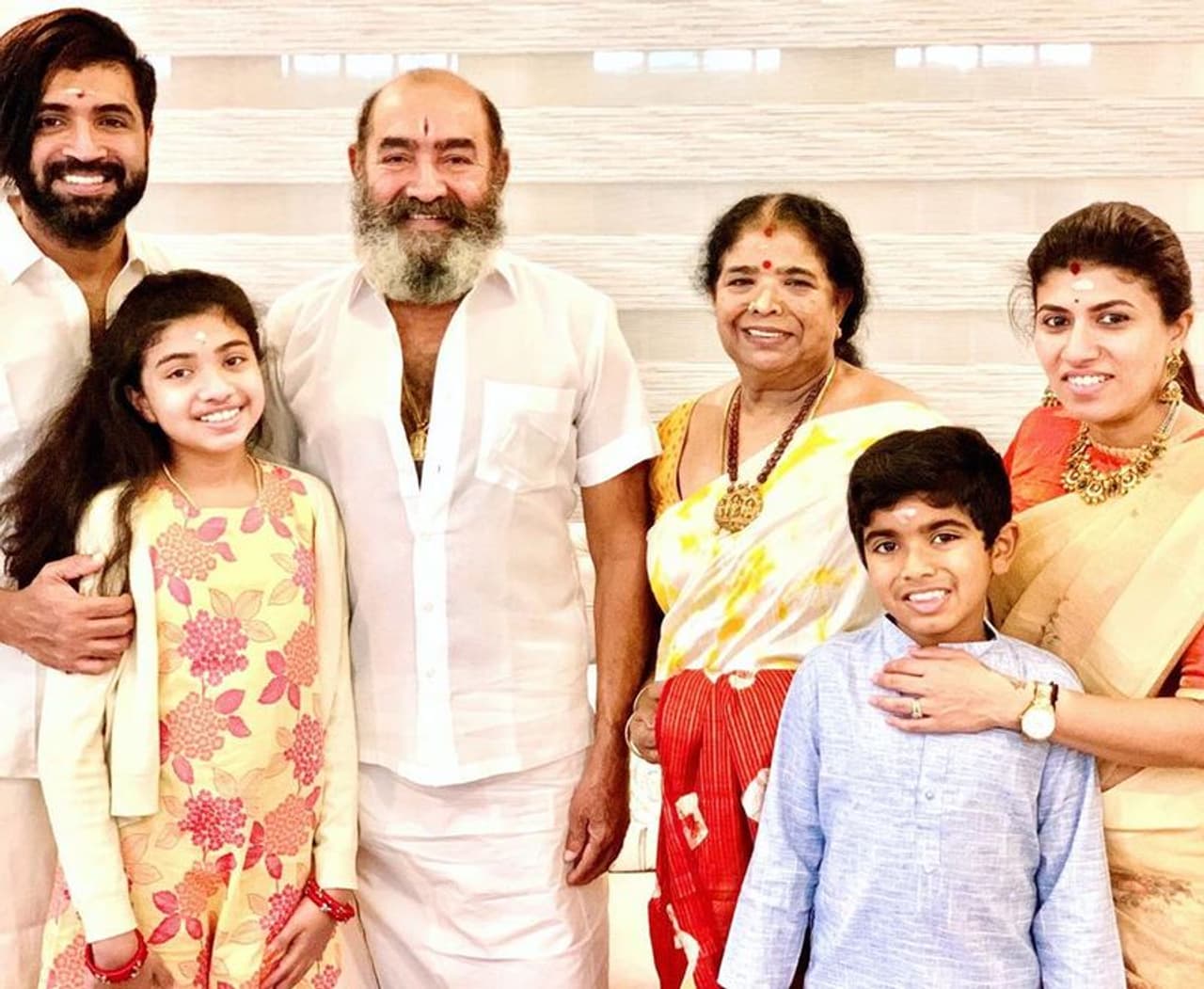 <h2> </h2><p>தமிழ் சினிமாவில் மிகப்பெரிய பெயருக்கும் புகழுக்கும் சொந்தக்காரர்கள் விஜயகுமார் மஞ்சுளா ஜோடி. இவர்களுடைய மொத்த குடும்பமும் கலைக்குடும்பம் தான். </p> <h2> </h2><p>தமிழ் சினிமாவில் மிகப்பெரிய பெயருக்கும் புகழுக்கும் சொந்தக்காரர்கள் விஜயகுமார் மஞ்சுளா ஜோடி. இவர்களுடைய மொத்த குடும்பமும் கலைக்குடும்பம் தான். </p>