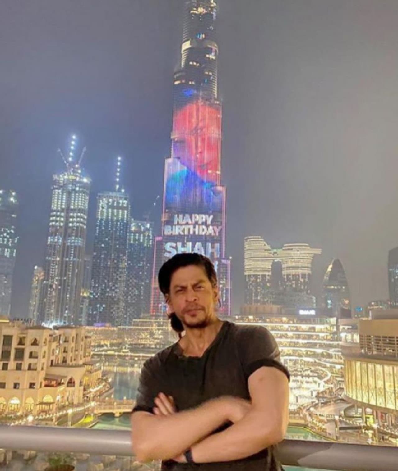 <p>ಬಾಲಿವುಡ್ ಕಿಂಗ್ ಖಾನ್ ಶಾರೂಖ್ ಖಾನ್ 55ನೇ ಹುಟ್ಟುಹಬ್ಬ ಆಚರಿಸಿಕೊಂಡಿದ್ದಾರೆ. ಬಾಲಿವುಡ್ ಬಾದ್ ಶಾಗೆ ದುಬೈನ ಬುರ್ಜ್ ಖಲೀಫಾ ಗೌರವಿಸಿದ್ದು ಹೀಗೆ</p> <p>ಬಾಲಿವುಡ್ ಕಿಂಗ್ ಖಾನ್ ಶಾರೂಖ್ ಖಾನ್ 55ನೇ ಹುಟ್ಟುಹಬ್ಬ ಆಚರಿಸಿಕೊಂಡಿದ್ದಾರೆ. ಬಾಲಿವುಡ್ ಬಾದ್ ಶಾಗೆ ದುಬೈನ ಬುರ್ಜ್ ಖಲೀಫಾ ಗೌರವಿಸಿದ್ದು ಹೀಗೆ</p>