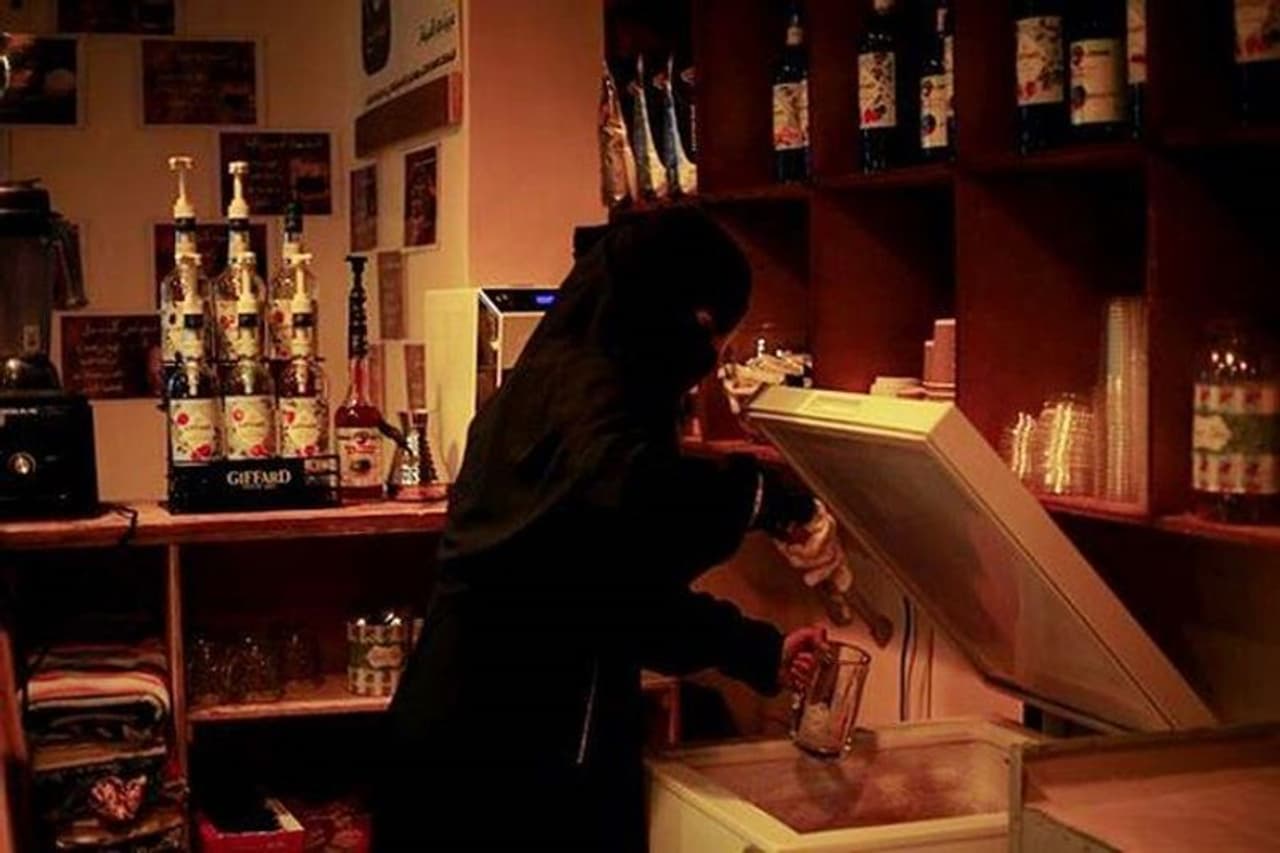 <p>ತನ್ನ ನಗರದಲ್ಲಿ ಮಹಿಳೆಯರಿಗೆ ತಮ್ಮ ಬಿಡುವಿನ ವೇಳೆಯನ್ನು ಸುಂದರವಾಗಿ ಕಳೆಯಲು ಸ್ಥಳವೇ ಇಲ್ಲ ಎಂಬುದನ್ನು ಅರಿತುಕೊಂಡ ಉಮ್ ಫೆರಾಸ್ ಎಂಬ ಮಹಿಳೆ ಯೆಮೆನ್ನಲ್ಲಿ ಒಂದು ಕೆಫೆ ತೆರೆಯಲು ನಿರ್ಧರಿಸಿದ್ರು.</p> <p>ತನ್ನ ನಗರದಲ್ಲಿ ಮಹಿಳೆಯರಿಗೆ ತಮ್ಮ ಬಿಡುವಿನ ವೇಳೆಯನ್ನು ಸುಂದರವಾಗಿ ಕಳೆಯಲು ಸ್ಥಳವೇ ಇಲ್ಲ ಎಂಬುದನ್ನು ಅರಿತುಕೊಂಡ ಉಮ್ ಫೆರಾಸ್ ಎಂಬ ಮಹಿಳೆ ಯೆಮೆನ್ನಲ್ಲಿ ಒಂದು ಕೆಫೆ ತೆರೆಯಲು ನಿರ್ಧರಿಸಿದ್ರು.</p>