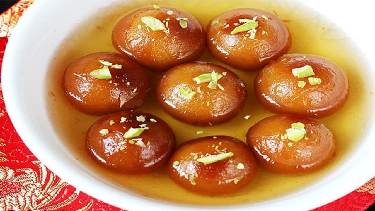 <p>ಗುಲಾಬ್ ಜಾಮೂನ್ ಅತ್ಯಂತ ಜನಪ್ರಿಯ ಭಾರತೀಯರ ಫೇವರೇಟ್ ಸ್ವೀಟ್ಗಳಲ್ಲಿ ಒಂದಾಗಿದೆ. </p> <p>ಗುಲಾಬ್ ಜಾಮೂನ್ ಅತ್ಯಂತ ಜನಪ್ರಿಯ ಭಾರತೀಯರ ಫೇವರೇಟ್ ಸ್ವೀಟ್ಗಳಲ್ಲಿ ಒಂದಾಗಿದೆ. </p>