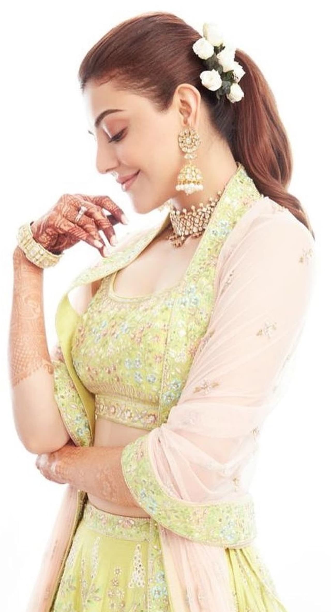 <p>தமிழ், தெலுங்கு சினிமாவில் முன்னணி நடிகையாக வலம் வருபவர் காஜல் அகர்வால். டாப் ஹீரோக்கள் அனைவருடனும் ஜோடி போட்டு நடித்துள்ளார். </p> <p>தமிழ், தெலுங்கு சினிமாவில் முன்னணி நடிகையாக வலம் வருபவர் காஜல் அகர்வால். டாப் ஹீரோக்கள் அனைவருடனும் ஜோடி போட்டு நடித்துள்ளார். </p>