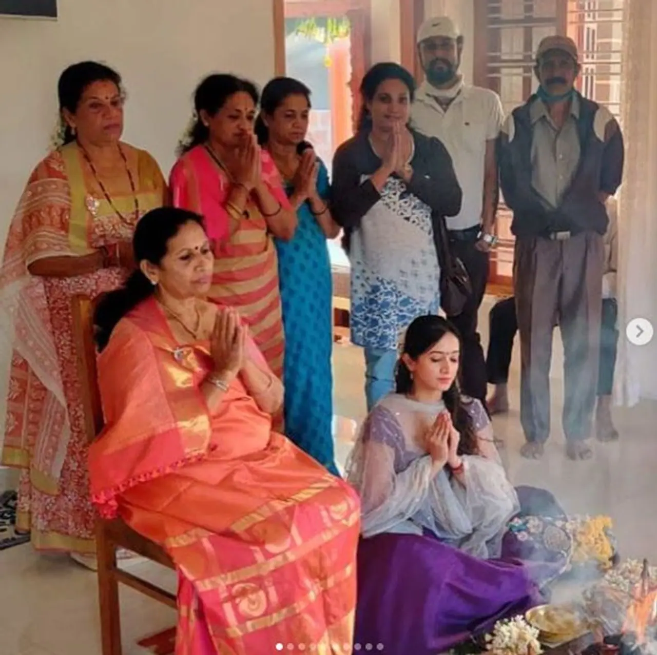 <p>ಸ್ಯಾಂಡಲ್‌ವುಡ್‌ ಸುಂದರಿ ಹರ್ಷಿಕಾ ಪೂಣಚ್ಚ ಗೃಹಪ್ರವೇಶ ಕಾರ್ಯಕ್ರಮ ಕೆಲವು ದಿನಗಳ ಹಿಂದೆ ಅದ್ಧೂರಿಯಾಗಿ ನಡೆದಿದೆ.</p>