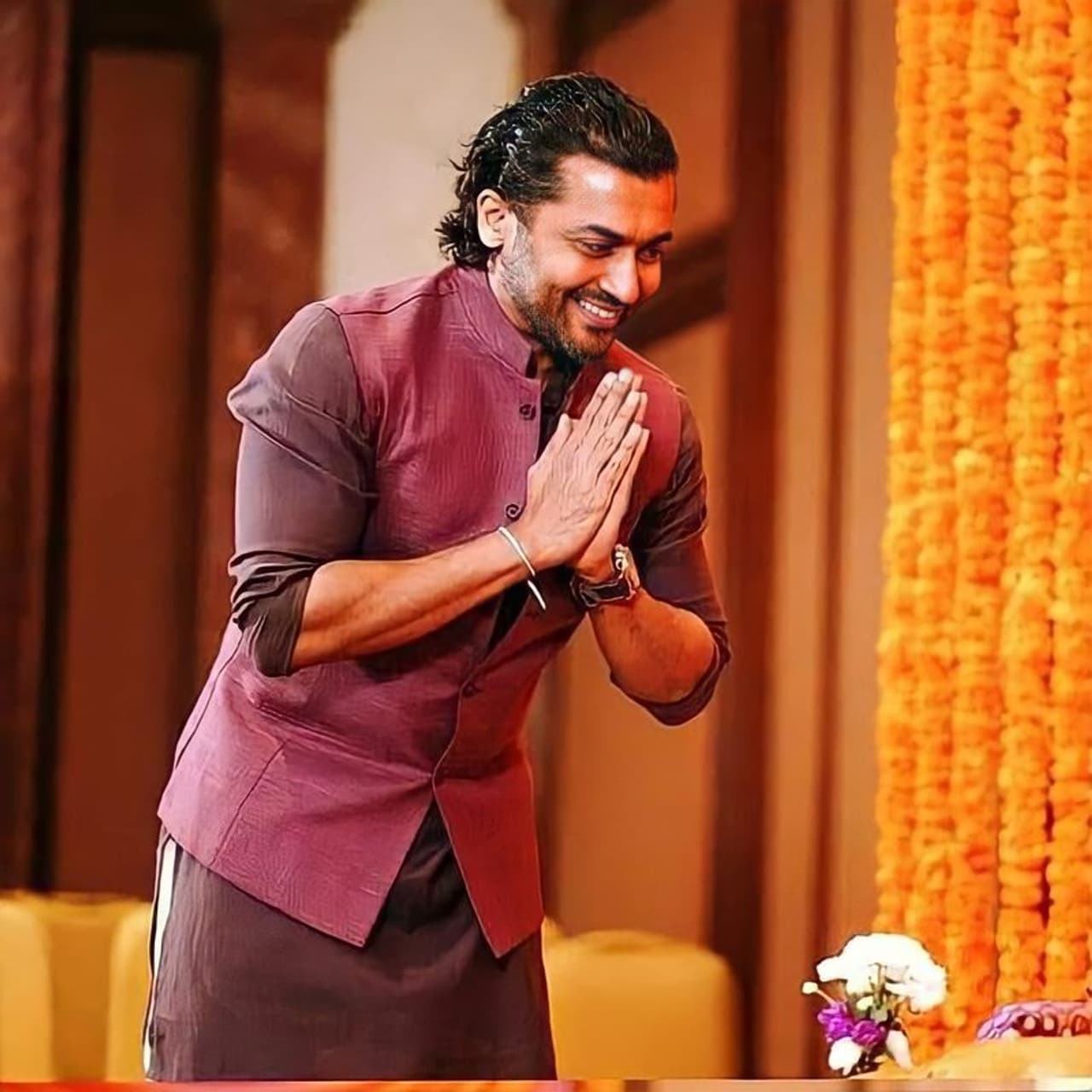 <p>കഴിഞ്ഞ ദിവസം ചെന്നയിൽ വച്ചായിരുന്നു വിവാഹം. മുടി അൽപ്പം നീട്ടി ഹെയർ ബോ വെച്ച് ഒതുക്കിയിരിക്കുന്നു. ഒപ്പം സാൾട്ട് ആന്റ് പെപ്പർ താടിയുമാണ് താരത്തിന്റെ ലുക്ക്. </p> <p>കഴിഞ്ഞ ദിവസം ചെന്നയിൽ വച്ചായിരുന്നു വിവാഹം. മുടി അൽപ്പം നീട്ടി ഹെയർ ബോ വെച്ച് ഒതുക്കിയിരിക്കുന്നു. ഒപ്പം സാൾട്ട് ആന്റ് പെപ്പർ താടിയുമാണ് താരത്തിന്റെ ലുക്ക്. </p>