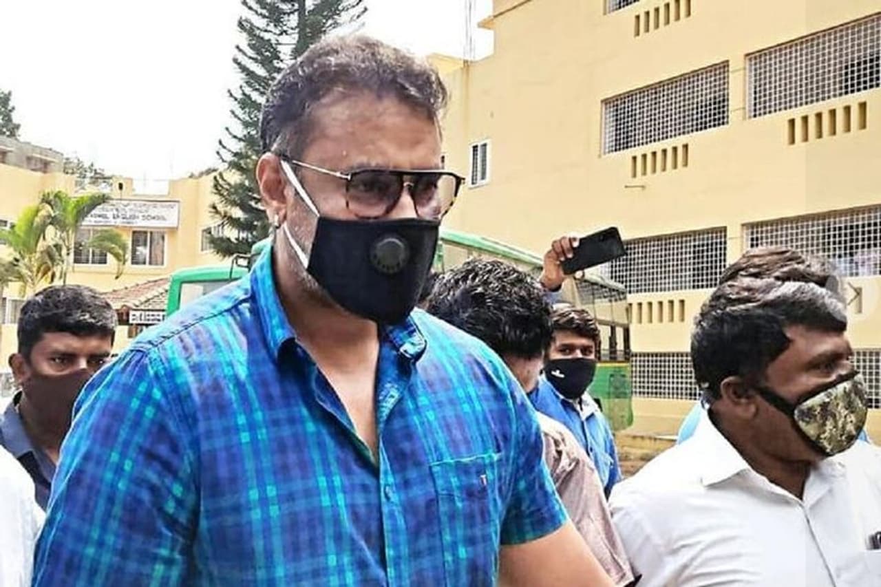 <p>ಚುನಾವಣಾ ಪ್ರಚಾರದಲ್ಲಿ ಭಾಗಿಯಾಗಿದ್ದ ಚಾಲೆಂಜಿಂಗ್ ಸ್ಟಾರ್ ದರ್ಶನ್ ಅವರು ಮೌಂಟ್ ಕಾರ್ಮೆಲ್ ಮತಗಟ್ಟೆಯಲ್ಲಿ ಮತ ಚಲಾಯಿಸಿದರು.</p> <p>ಚುನಾವಣಾ ಪ್ರಚಾರದಲ್ಲಿ ಭಾಗಿಯಾಗಿದ್ದ ಚಾಲೆಂಜಿಂಗ್ ಸ್ಟಾರ್ ದರ್ಶನ್ ಅವರು ಮೌಂಟ್ ಕಾರ್ಮೆಲ್ ಮತಗಟ್ಟೆಯಲ್ಲಿ ಮತ ಚಲಾಯಿಸಿದರು.</p>