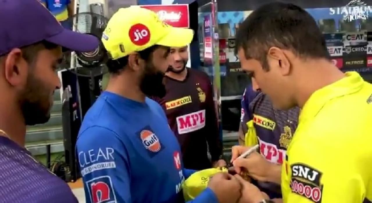 <p style="text align: justify;">இந்த நிலையில், மும்பை இந்தியன்ஸ் அணியில் ஆட கூடிய முக்கியமான வீரர்களை அடுத்த வருட சீசனில் ஏலம் எடுக்க சிஎஸ்கே அணி திட்டமிட்டு வருகிறது. பொதுவாக மும்பை இந்தியன்ஸ் அணி வெளியே விடும் வீரர்களை அணியில் எடுத்து அவர்களை வைத்து கோப்பையை வெல்லும் திறமை கொண்டது சிஎஸ்கே அணி.. மும்பை வேண்டாம் என்று கூறும் வீரர்களை அணியில் எடுத்து அவர்களை வைத்தே சிஎஸ்கே மும்பையை பல முறை வீழ்த்தி உள்ளது.</p>