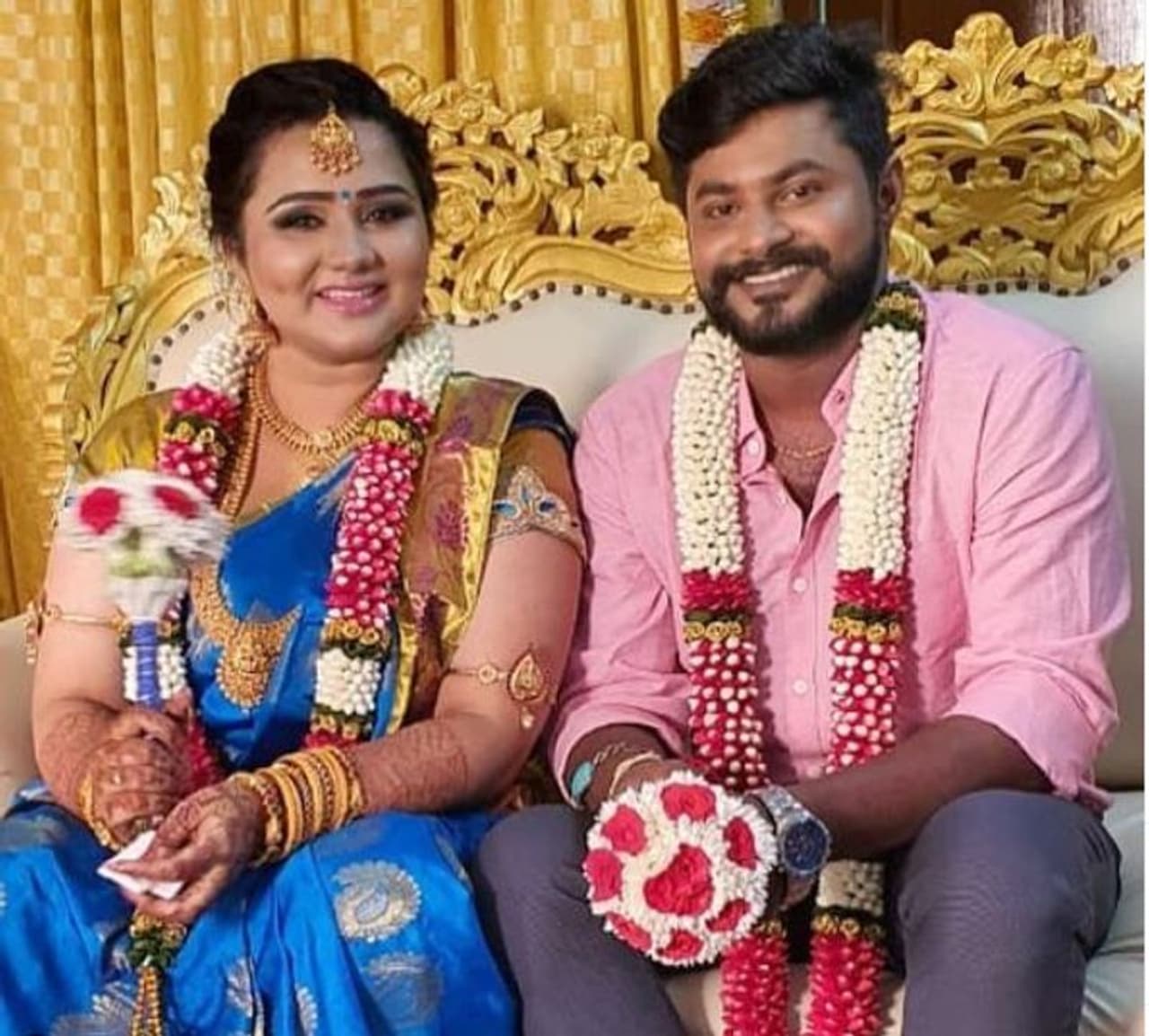 <p>இந்த சீரியலில், இவருக்கு இரண்டாவது தங்கையாக நடித்திருந்தவர், உஷா சாய்... செப்டம்பர் மாதம் இவருக்கு திருமண நிச்சயதார்த்தம் நடைபெற்ற நிலையில், சாமீபத்தில் பிரகாஷ் என்பவருக்கும், இவருக்கும் திருமணம் நடந்து முடிந்துள்ளது.</p> <p>இந்த சீரியலில், இவருக்கு இரண்டாவது தங்கையாக நடித்திருந்தவர், உஷா சாய்... செப்டம்பர் மாதம் இவருக்கு திருமண நிச்சயதார்த்தம் நடைபெற்ற நிலையில், சாமீபத்தில் பிரகாஷ் என்பவருக்கும், இவருக்கும் திருமணம் நடந்து முடிந்துள்ளது.</p>