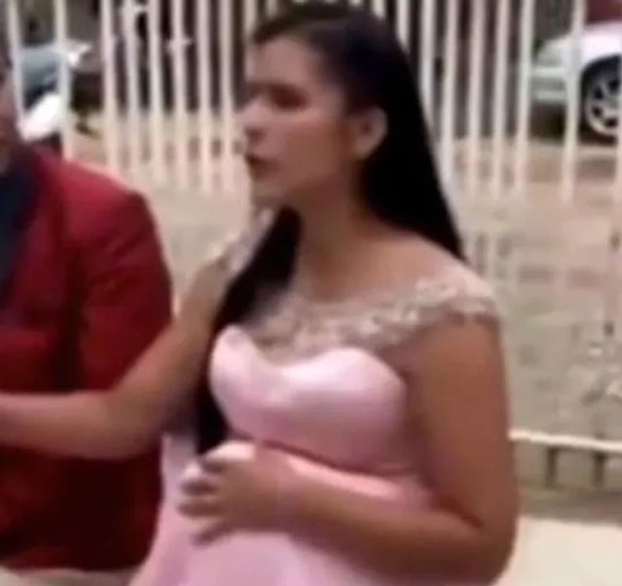 <p>റെഡ്ഡിറ്റിലാണ് ബേബി ഷവര് ചടങ്ങിന്റെ വീഡിയോ പ്രത്യക്ഷപ്പെട്ടത്.വീഡിയോ സോഷ്യല് മീഡിയ പ്ലാറ്റ്ഫോമുകളിൽ വെെറലായെങ്കിലും സംഭവം എവിടെയാണ് നടന്നതെന്ന് വ്യക്തമായിട്ടില്ല. </p> <p>റെഡ്ഡിറ്റിലാണ് ബേബി ഷവര് ചടങ്ങിന്റെ വീഡിയോ പ്രത്യക്ഷപ്പെട്ടത്.വീഡിയോ സോഷ്യല് മീഡിയ പ്ലാറ്റ്ഫോമുകളിൽ വെെറലായെങ്കിലും സംഭവം എവിടെയാണ് നടന്നതെന്ന് വ്യക്തമായിട്ടില്ല. </p>