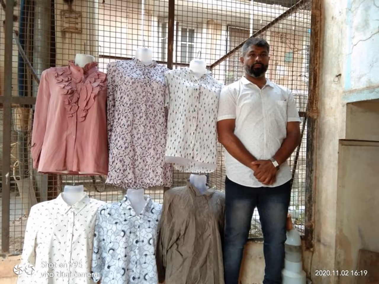 <p>ಇದು ಕೊರೋನಾ ಎಫೆಕ್ಟ್. ಕೊರೋನಾದಿಂದಾಗಿ ರಾಷ್ಟ್ರಮಟ್ಟದ ಕರಾಟೆ ಪಟು ನಾಗರಾಜ ಮಿಸ್ಕಿನ ಇದೀಗ ಬೀದಿ ಬದಿಯಲ್ಲಿ ಬಟ್ಟೆ ವ್ಯಾಪಾರದಲ್ಲಿ ತೊಡಗಿ ಹೊಸ ಬದುಕು ಕಟ್ಟಿಕೊಳ್ಳಲು ಪ್ರಯತ್ನಿಸುತ್ತಿದ್ದಾರೆ.</p> <p>ಇದು ಕೊರೋನಾ ಎಫೆಕ್ಟ್. ಕೊರೋನಾದಿಂದಾಗಿ ರಾಷ್ಟ್ರಮಟ್ಟದ ಕರಾಟೆ ಪಟು ನಾಗರಾಜ ಮಿಸ್ಕಿನ ಇದೀಗ ಬೀದಿ ಬದಿಯಲ್ಲಿ ಬಟ್ಟೆ ವ್ಯಾಪಾರದಲ್ಲಿ ತೊಡಗಿ ಹೊಸ ಬದುಕು ಕಟ್ಟಿಕೊಳ್ಳಲು ಪ್ರಯತ್ನಿಸುತ್ತಿದ್ದಾರೆ.</p>