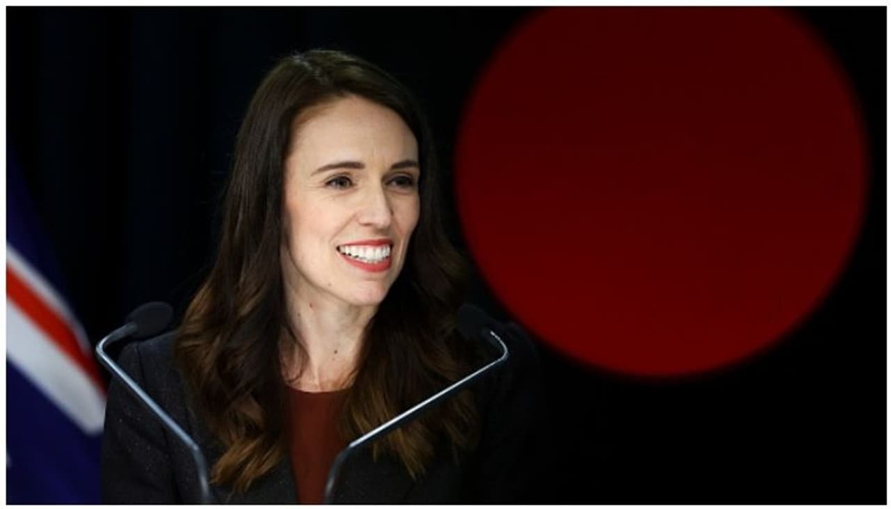 <p>വൈവിധ്യങ്ങളുടെ ക്യാബിനറ്റ് എന്ന് ജസീന്ത ആര്ഡേന് അഭിസംബോധന ചെയ്ത മന്ത്രിസഭയില് ഇരുപത് പേരാണ് ഉള്ളത്. ഇതില് എട്ട് പേര് വനിതകളും അഞ്ച് പേര് ഗോത്രവിഭാഗങ്ങളില് നിന്നുള്ളവരും മൂന്ന് പേര് പസഫികാ സമൂഹത്തില് നിന്നുള്ളവരും മൂന്ന് പേര് എല്ജിബിടി വിഭാഗത്തില് നിന്നുള്ളവരുമാണ്. </p> <p>വൈവിധ്യങ്ങളുടെ ക്യാബിനറ്റ് എന്ന് ജസീന്ത ആര്ഡേന് അഭിസംബോധന ചെയ്ത മന്ത്രിസഭയില് ഇരുപത് പേരാണ് ഉള്ളത്. ഇതില് എട്ട് പേര് വനിതകളും അഞ്ച് പേര് ഗോത്രവിഭാഗങ്ങളില് നിന്നുള്ളവരും മൂന്ന് പേര് പസഫികാ സമൂഹത്തില് നിന്നുള്ളവരും മൂന്ന് പേര് എല്ജിബിടി വിഭാഗത്തില് നിന്നുള്ളവരുമാണ്. </p>