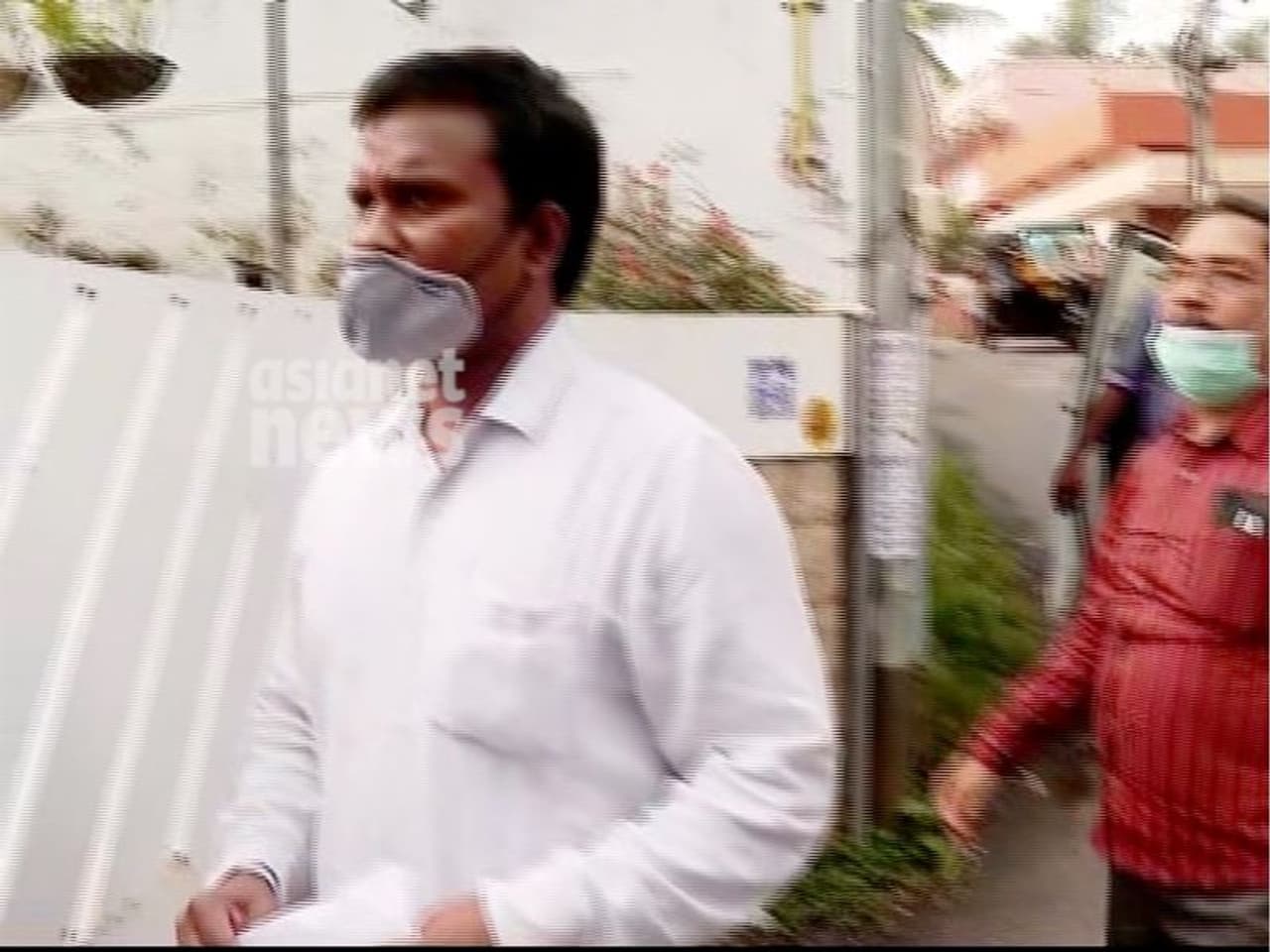 <p>ബിനീഷ് കോടിയേരിയുടെ സുഹൃത്ത് അനസിന്‍റെ വീട്ടിലും അന്വേഷണ സംഘം പരിശോധന നടത്തുന്നുണ്ട്. സാമ്പത്തിക ഇടപാടുകള്‍ അന്വേഷിക്കുന്നതിന്‍റെ ഭാഗമായിട്ടാണ് പരിശോധനയെന്നാണ് അന്വേഷണ സംഘം അറിയിച്ചത്.&nbsp;</p>