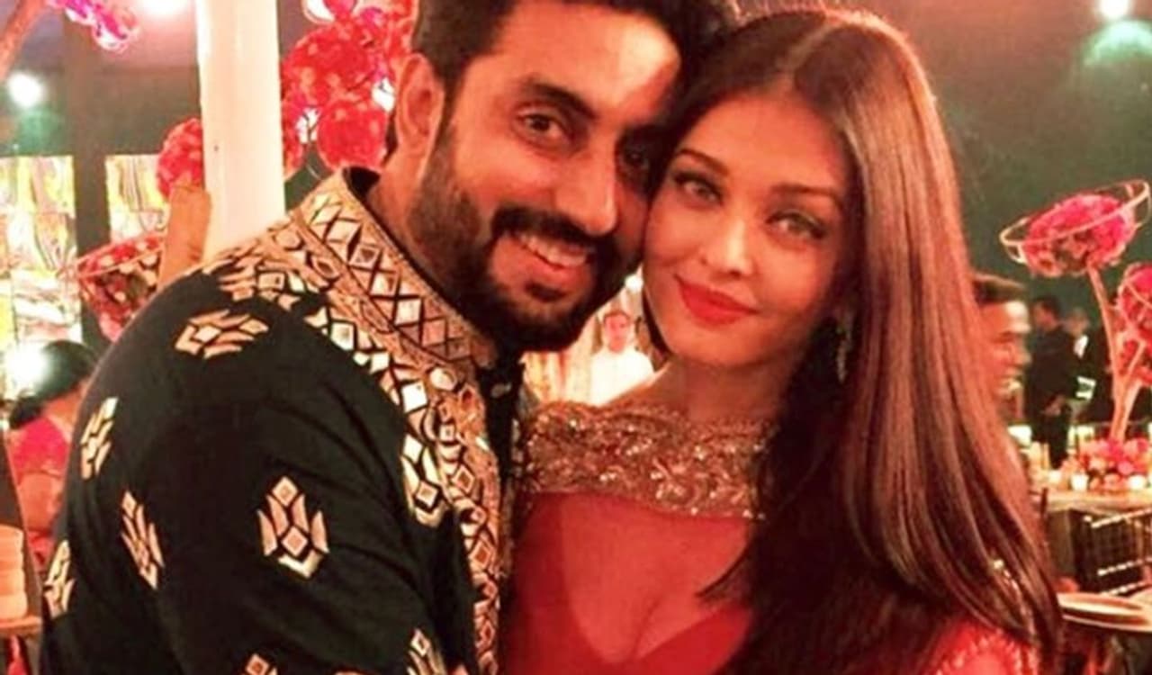 <p>ಐಶ್ವರ್ಯಾ ರೈ ಅಭಿಷೇಕ್ ಬಚ್ಚನ್ ಬಾಲಿವುಡ್ನ ಕ್ಯೂಟ್ ಜೋಡಿ. 2007 ಎಪ್ರಿಲ್ 20ರಂದು ವಿವಾಹಿತರಾಗಿದ್ದರು ಈ ಜೋಡಿ. ಮದುವೆಯಲ್ಲಿ ಐಶ್ವರ್ಯಾ ರೈ ಧರಿಸಿದ್ದ ಸೀರೆಯ ಬೆಲೆ ಗೊತ್ತಾ</p> <p>ಐಶ್ವರ್ಯಾ ರೈ ಅಭಿಷೇಕ್ ಬಚ್ಚನ್ ಬಾಲಿವುಡ್ನ ಕ್ಯೂಟ್ ಜೋಡಿ. 2007 ಎಪ್ರಿಲ್ 20ರಂದು ವಿವಾಹಿತರಾಗಿದ್ದರು ಈ ಜೋಡಿ. ಮದುವೆಯಲ್ಲಿ ಐಶ್ವರ್ಯಾ ರೈ ಧರಿಸಿದ್ದ ಸೀರೆಯ ಬೆಲೆ ಗೊತ್ತಾ</p>