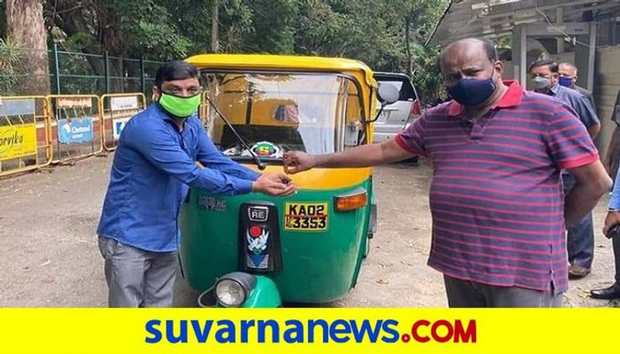 <p>ಮೂಲತಃ ಮಂಡ್ಯ ಜಿಲ್ಲೆಯ ನಾಗಮಂಗಲ ಮೂಲದ ಶ್ರೀನಿವಾಸ ಎಂಬ ಬಡ ಯುವಕನ ಕುಟುಂಬ ಕಳೆದ ಐದಾರು ತಿಂಗಳಿನಿಂದ ತುತ್ತು ಅನ್ನಕ್ಕೂ ಪರದಾಡುತ್ತಿತ್ತು.&nbsp;</p>