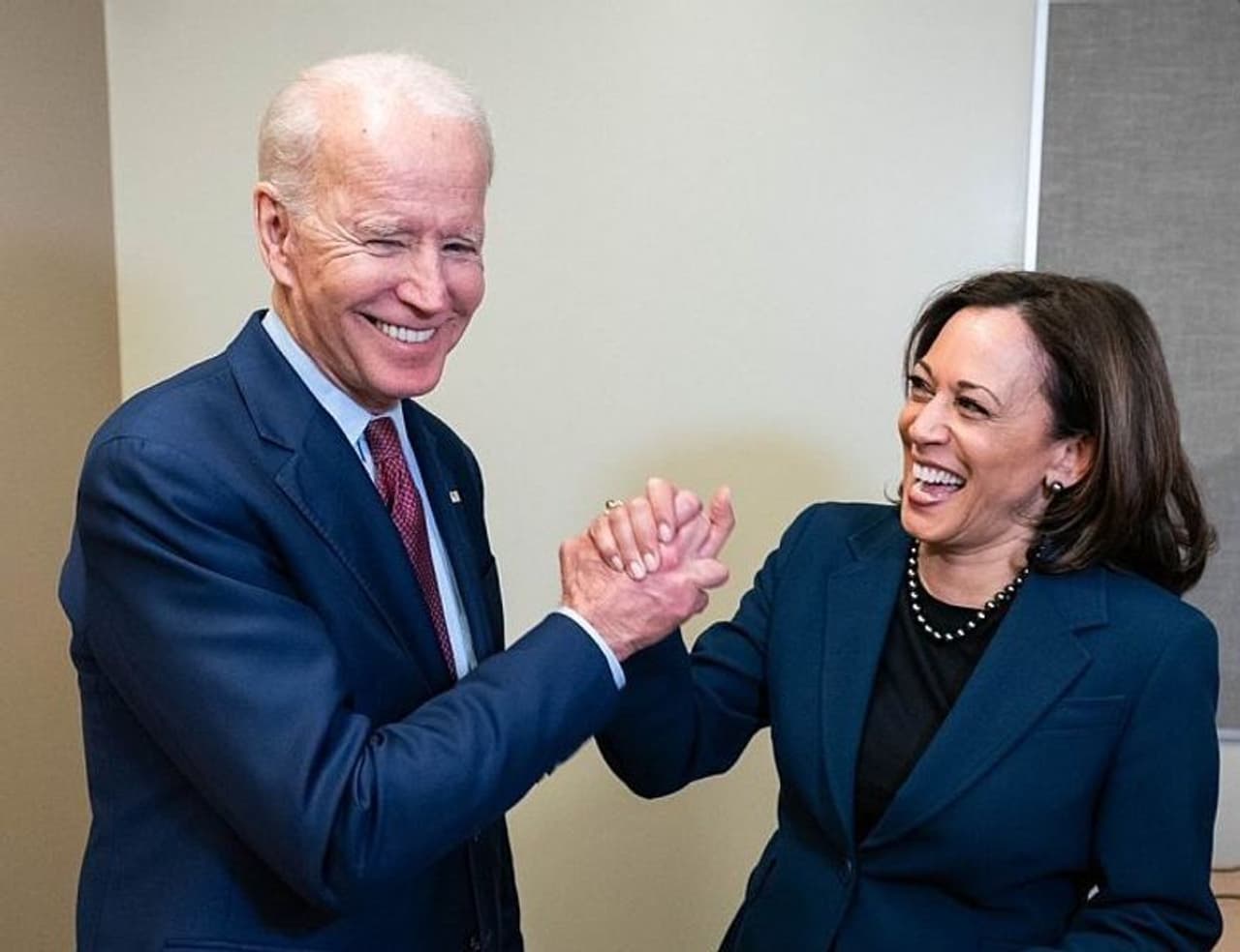 <p>ಡೆಮೋಕ್ರಾಟಿಕ್ ಉಪಾಧಕ್ಷೀಯ ಅಭ್ಯರ್ಥಿ ಕಮಲಾ ಹ್ಯಾರೀಸ್‌ಗಾಗಿ ತಮಿಳುನಾಡಿನಲ್ಲಿ ಪೂಜೆ ನಡೆದಿದೆ.</p>