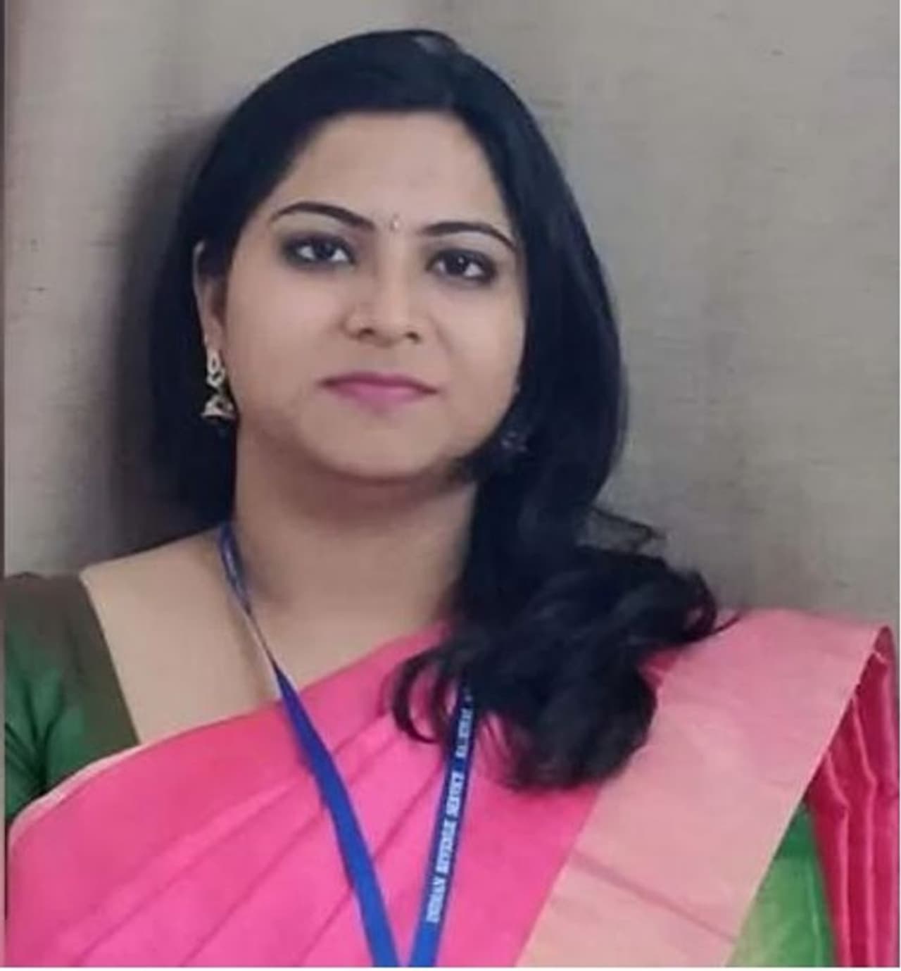 <p>ಬಿಹಾರದ ಅಭಿಲಾಷಾ ಯುಪಿಎಸ್ಸಿ ಪರೀಕ್ಷೆಯಲ್ಲಿ ಉತ್ತೀರ್ಣರಾಗಲು ಹೆಣಗಾಡಿದರು. ಸಂದರ್ಶನವೊಂದರಲ್ಲಿ ಮಾತನಾಡಿದ ಅವರು ಐಎಎಸ್ ಆಗುವವರೆಗೆ ಮದುವೆಯಾಗುವುದಿಲ್ಲ ಎಂದು ತನ್ನ ಪೋಷಕರ ಮನವೊಲಿಸಿದ್ದಾಗಿ ಹೇಳಿದ್ದಾರೆ. ಅಲ್ಲದೆ, ಅವರು ಕಾಲಕಾಲಕ್ಕೆ ಅಂತಹ ಫಲಿತಾಂಶಗಳನ್ನು ನೀಡುತ್ತಲೇ ಇದ್ದರು, ಇದರಿಂದಾಗಿ ಅವರ ನಿರ್ಧಾರ ತಪ್ಪಲ್ಲ ಎಂದು ಪೋಷಕರು ಭಾವಿಸಿದರು.</p> <p>ಬಿಹಾರದ ಅಭಿಲಾಷಾ ಯುಪಿಎಸ್ಸಿ ಪರೀಕ್ಷೆಯಲ್ಲಿ ಉತ್ತೀರ್ಣರಾಗಲು ಹೆಣಗಾಡಿದರು. ಸಂದರ್ಶನವೊಂದರಲ್ಲಿ ಮಾತನಾಡಿದ ಅವರು ಐಎಎಸ್ ಆಗುವವರೆಗೆ ಮದುವೆಯಾಗುವುದಿಲ್ಲ ಎಂದು ತನ್ನ ಪೋಷಕರ ಮನವೊಲಿಸಿದ್ದಾಗಿ ಹೇಳಿದ್ದಾರೆ. ಅಲ್ಲದೆ, ಅವರು ಕಾಲಕಾಲಕ್ಕೆ ಅಂತಹ ಫಲಿತಾಂಶಗಳನ್ನು ನೀಡುತ್ತಲೇ ಇದ್ದರು, ಇದರಿಂದಾಗಿ ಅವರ ನಿರ್ಧಾರ ತಪ್ಪಲ್ಲ ಎಂದು ಪೋಷಕರು ಭಾವಿಸಿದರು.</p>