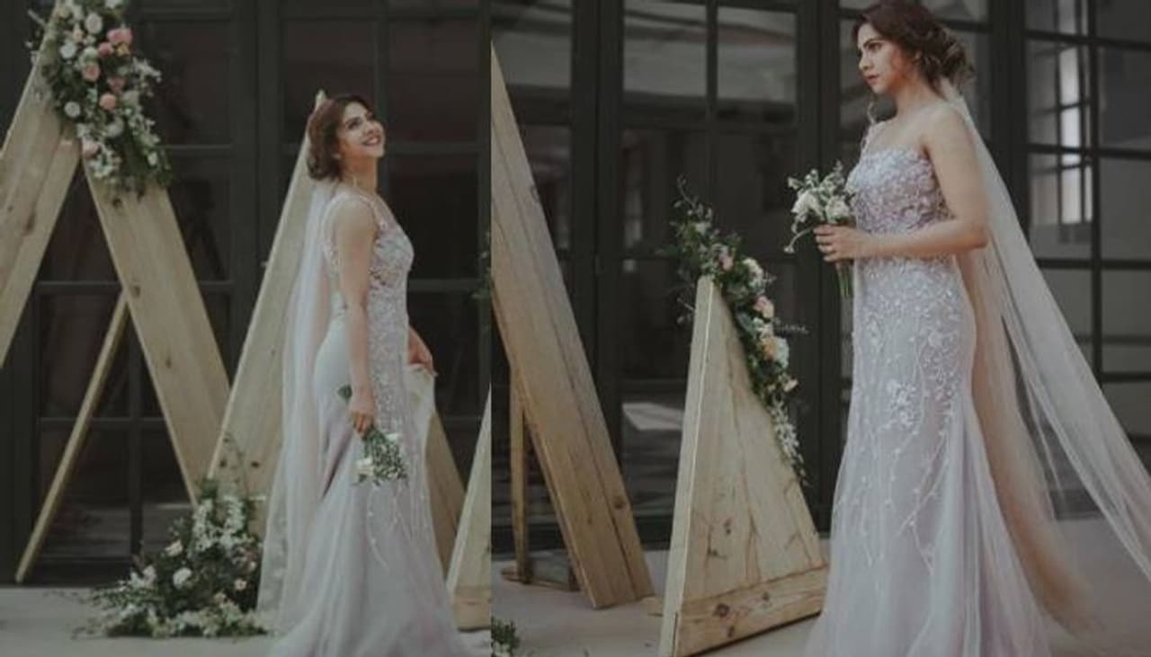 <p>ബ്രൈഡല് ഗൗണില് അതിസുന്ദരിയായാണ് മഡോണയുടെ പുത്തന് ഫോട്ടോഷൂട്ട്. <br /> </p> <p>ബ്രൈഡല് ഗൗണില് അതിസുന്ദരിയായാണ് മഡോണയുടെ പുത്തന് ഫോട്ടോഷൂട്ട്. <br /> </p>