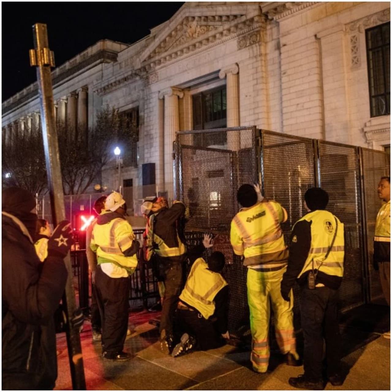 <p>ഡെമോക്രാറ്റ് അനുകൂലികളും, റിപ്പബ്ലിക്കന് അനുകൂലികളും തെരുവില് ഇറങ്ങിയതോടെ ന്യൂയോര്ക്ക്, പോര്ട്ട്ലാന്റ്, വാഷിംങ്ടണിലെ വൈറ്റ് ഹൌസിന് സമീപം എന്നിവിടങ്ങളില് നിന്നും നിരവധിപ്പേരെ പൊലീസ് അറസ്റ്റ് ചെയ്തു നീക്കി.</p> <p>ഡെമോക്രാറ്റ് അനുകൂലികളും, റിപ്പബ്ലിക്കന് അനുകൂലികളും തെരുവില് ഇറങ്ങിയതോടെ ന്യൂയോര്ക്ക്, പോര്ട്ട്ലാന്റ്, വാഷിംങ്ടണിലെ വൈറ്റ് ഹൌസിന് സമീപം എന്നിവിടങ്ങളില് നിന്നും നിരവധിപ്പേരെ പൊലീസ് അറസ്റ്റ് ചെയ്തു നീക്കി.</p>