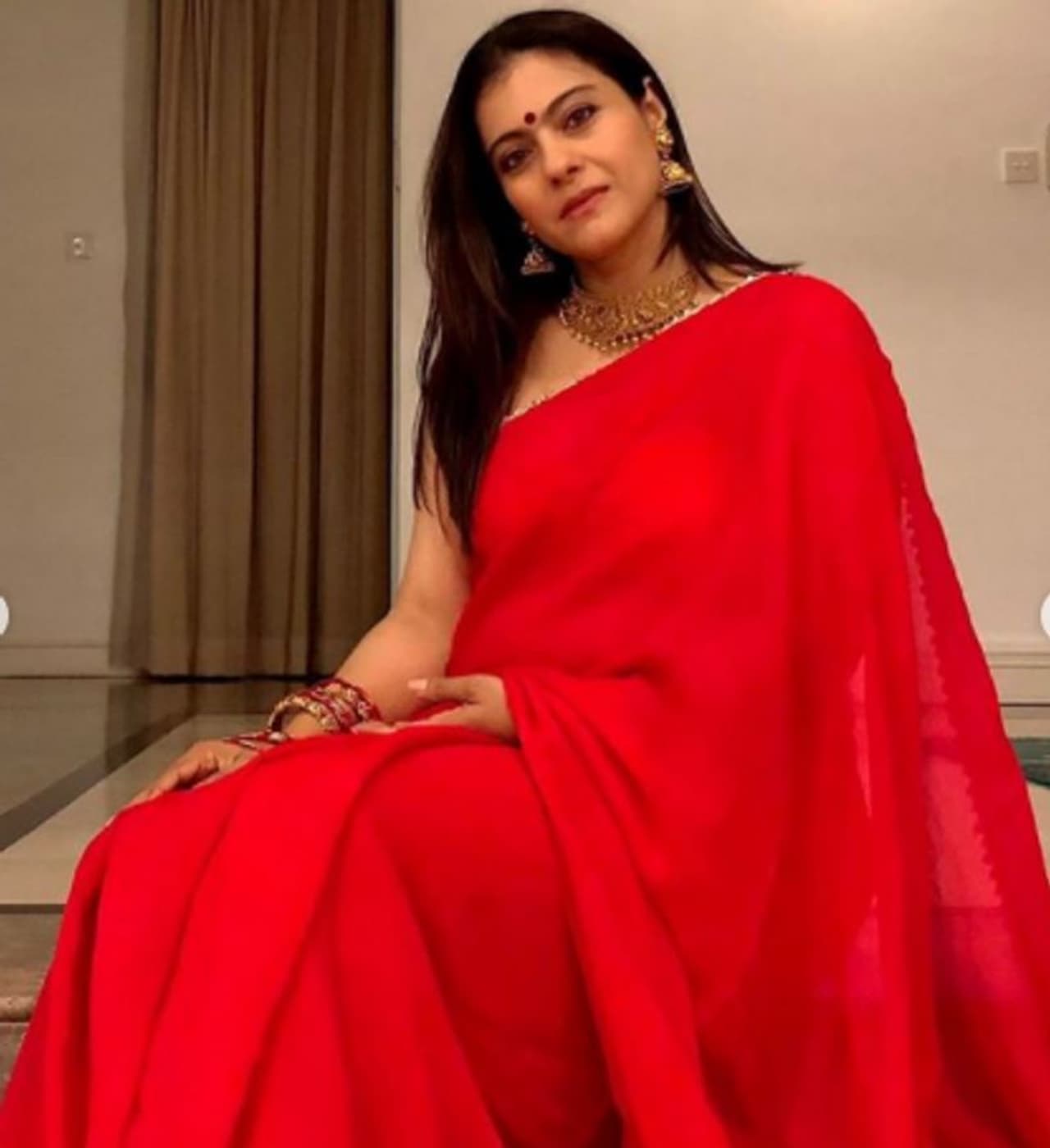 <p>ಬಾಲಿವುಡ್ ತಾರೆಯರು ಸಂಭ್ರಮದಿಂದ ಕರ್ವಾ ಚೌತ್ ಆಚರಿಸಿದ್ದಾರೆ. ಕೆಂಪು ಬಣ್ಣದ ಸೀರೆಯಲ್ಲಿ ಮಿಂಚಿದ್ದಾರೆ</p>