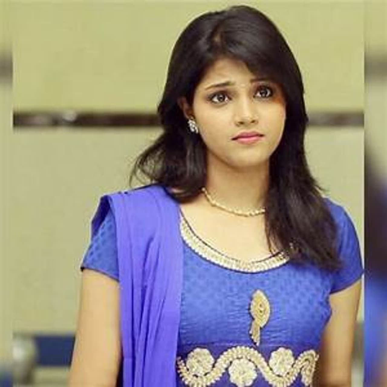 <p>விஜய் டிவி தொலைக்காட்சியில் ஒளிபரப்பாகி வரும், மற்ற சீரியல்களை டி.ஆர்.பி யில் அடித்து நொறுக்கி கெத்து காட்டி வருகிறது 'பாண்டியன் ஸ்டோர்'. அண்ணன் தம்பிகளின் பாசமான நினைவுகளை மனதில் பதித்துள்ள இந்த சீரியலில் இருந்து விலகியது குறித்து நடிகை வைஷாலி அதிர்ச்சி தகவலை வெளியிட்டுள்ளார்.</p> <p>விஜய் டிவி தொலைக்காட்சியில் ஒளிபரப்பாகி வரும், மற்ற சீரியல்களை டி.ஆர்.பி யில் அடித்து நொறுக்கி கெத்து காட்டி வருகிறது 'பாண்டியன் ஸ்டோர்'. அண்ணன் தம்பிகளின் பாசமான நினைவுகளை மனதில் பதித்துள்ள இந்த சீரியலில் இருந்து விலகியது குறித்து நடிகை வைஷாலி அதிர்ச்சி தகவலை வெளியிட்டுள்ளார்.</p>