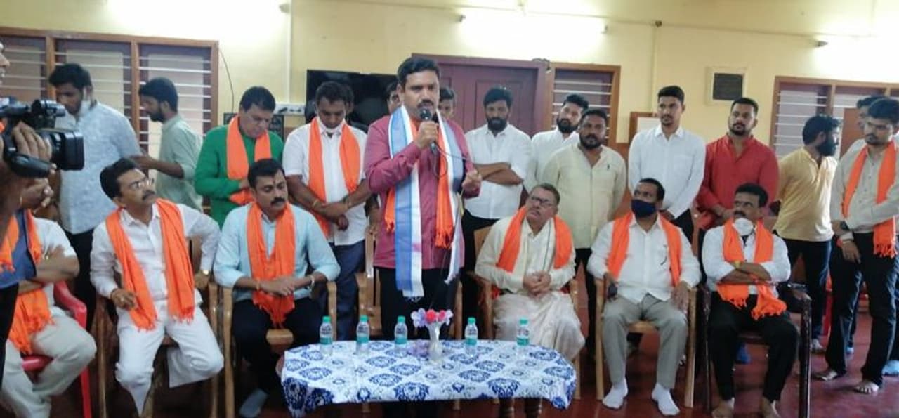 <p>ಮಂಗಳೂರು ಹೊರವಲಯದಲ್ಲಿ ವಿಜಯೇಂದ್ರ ಜನ್ಮದಿನಾಚರಣೆ</p>