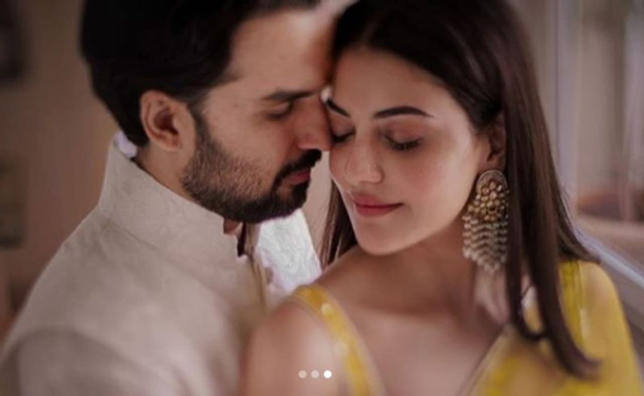 <p>ಸೌತ್ ನಟಿ ಕಾಜಲ್ ಅಗರ್ವಾಲ್ ಅ.30ರಂದು ಉದ್ಯಮಿ ಗೌತಮ್ ಕಿಚ್ಲು ಅವರನ್ನು ವರಿಸಿದ್ದಾರೆ.<br />&nbsp;</p>