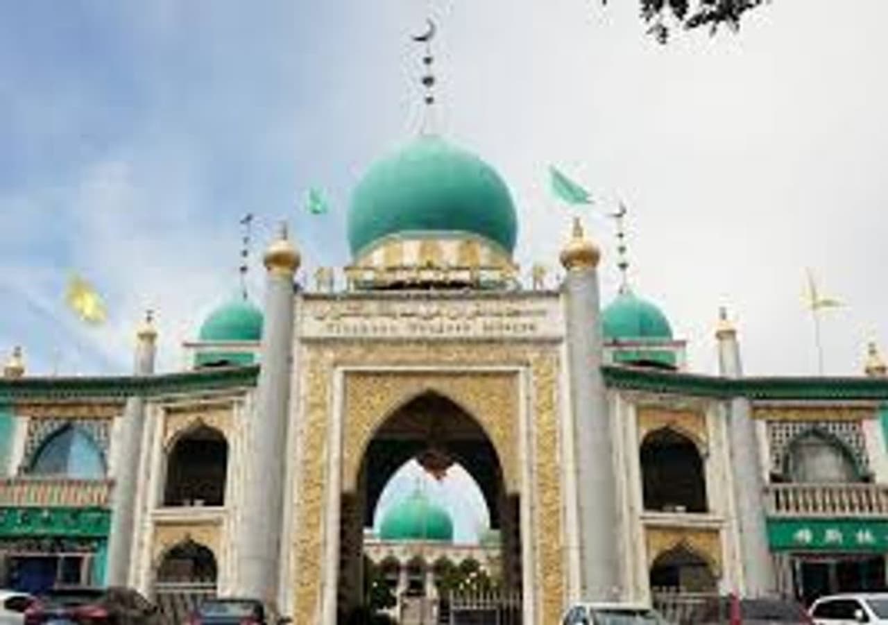 <p>ഇസ്ലാം മതത്തിന്റെ സ്വാധീനം കുറയ്ക്കുന്നതിനായി ചൈനയില് കള്ച്ചറല് വൈറ്റ്വാഷ് നടക്കുകയാണെന്ന് ഡേയ്ലി മെയില് റിപ്പോര്ട്ട് ചെയ്യുന്നു. 2017 മുതൽ സിൻജിയാങ്ങിന്റെ വിദൂര ഗ്രാമങ്ങളിലടക്കം ഉണ്ടായിരുന്ന 8,500 ലേറെ പള്ളികൾ ചൈനീസ് സര്ക്കാര് പൂർണമായും പൊളിച്ചുമാറ്റിയെന്ന് ന്യൂയോർക്ക് ടൈംസ് റിപ്പോര്ട്ട് ചെയ്യുന്നു. (പച്ച താഴിക കുടങ്ങളോട് കൂടിയ നംഗുവാൻ പള്ളിയുടെ പഴയ ചിത്രം.) </p> <p>ഇസ്ലാം മതത്തിന്റെ സ്വാധീനം കുറയ്ക്കുന്നതിനായി ചൈനയില് കള്ച്ചറല് വൈറ്റ്വാഷ് നടക്കുകയാണെന്ന് ഡേയ്ലി മെയില് റിപ്പോര്ട്ട് ചെയ്യുന്നു. 2017 മുതൽ സിൻജിയാങ്ങിന്റെ വിദൂര ഗ്രാമങ്ങളിലടക്കം ഉണ്ടായിരുന്ന 8,500 ലേറെ പള്ളികൾ ചൈനീസ് സര്ക്കാര് പൂർണമായും പൊളിച്ചുമാറ്റിയെന്ന് ന്യൂയോർക്ക് ടൈംസ് റിപ്പോര്ട്ട് ചെയ്യുന്നു. (പച്ച താഴിക കുടങ്ങളോട് കൂടിയ നംഗുവാൻ പള്ളിയുടെ പഴയ ചിത്രം.) </p>