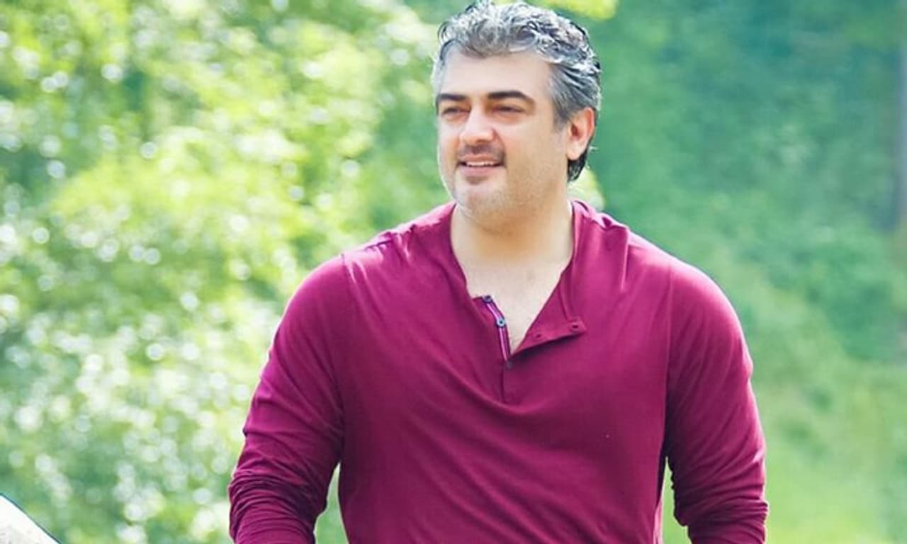 <p>தல அஜித்தை பொறுத்தவரை, கடந்த சில வருடங்களாகவே... பட விழாக்கள், விருந்துகள், நட்சத்திர கேளிக்கை நிகழ்ச்சிகள் மற்றும் தன்னுடைய பட புரமோஷன் என எதிலுமே கலந்து கொள்வது இல்லை.</p> <p>தல அஜித்தை பொறுத்தவரை, கடந்த சில வருடங்களாகவே... பட விழாக்கள், விருந்துகள், நட்சத்திர கேளிக்கை நிகழ்ச்சிகள் மற்றும் தன்னுடைய பட புரமோஷன் என எதிலுமே கலந்து கொள்வது இல்லை.</p>