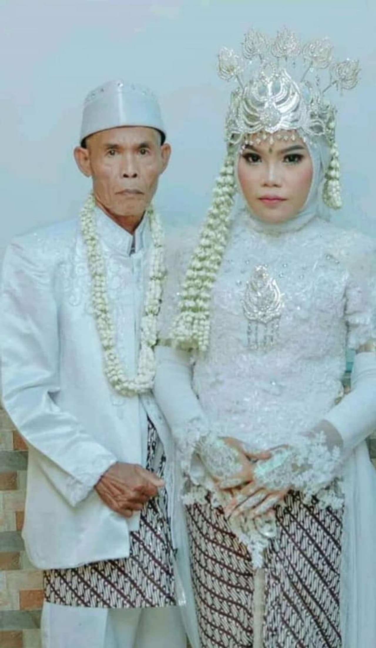 <p>17 ವರ್ಷದ ಮುದ್ದಾದ ಯುವತಿಯನ್ನು ಮದುವೆಯಾದ 78ರ ವೃದ್ಧ 22 ದಿನ ಜೊತೆಯಾಗಿ ಸಂಸಾರ ನಡೆಸಿದ್ದ.</p> <p>17 ವರ್ಷದ ಮುದ್ದಾದ ಯುವತಿಯನ್ನು ಮದುವೆಯಾದ 78ರ ವೃದ್ಧ 22 ದಿನ ಜೊತೆಯಾಗಿ ಸಂಸಾರ ನಡೆಸಿದ್ದ.</p>