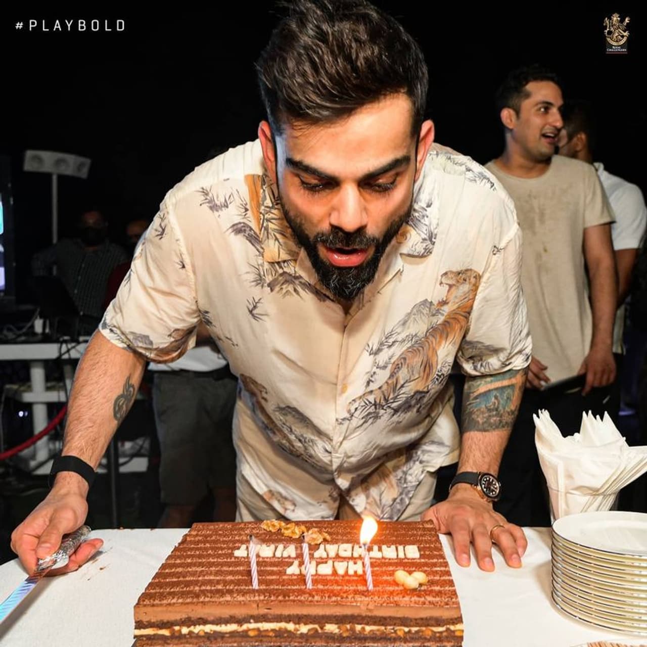 <p>ഭാര്യ അനുഷ്ക ശര്മക്കും ടീം അംഗങ്ങള്ക്കും ഒപ്പം കേക്ക് മുറിച്ച് ജന്മദിനം ആഘോഷിക്കുന്ന കോലി</p> <p>ഭാര്യ അനുഷ്ക ശര്മക്കും ടീം അംഗങ്ങള്ക്കും ഒപ്പം കേക്ക് മുറിച്ച് ജന്മദിനം ആഘോഷിക്കുന്ന കോലി</p>