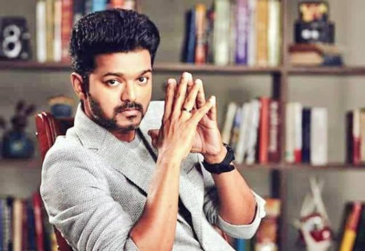 <p>நடிகர் விஜய் தனது விஜய் மக்கள் இயக்கத்தை கட்சியாக மாற்ற உள்ளதாகவும், அதற்காக அகில இந்திய தளபதி விஜய் மக்கள் இயக்கம் என்ற பெயரில் கட்சியை பதிவு செய்யும் முயற்சியில் இறங்கியுள்ளதாகவும் தகவல்கள் வெளியாகின. </p> <p>நடிகர் விஜய் தனது விஜய் மக்கள் இயக்கத்தை கட்சியாக மாற்ற உள்ளதாகவும், அதற்காக அகில இந்திய தளபதி விஜய் மக்கள் இயக்கம் என்ற பெயரில் கட்சியை பதிவு செய்யும் முயற்சியில் இறங்கியுள்ளதாகவும் தகவல்கள் வெளியாகின. </p>
