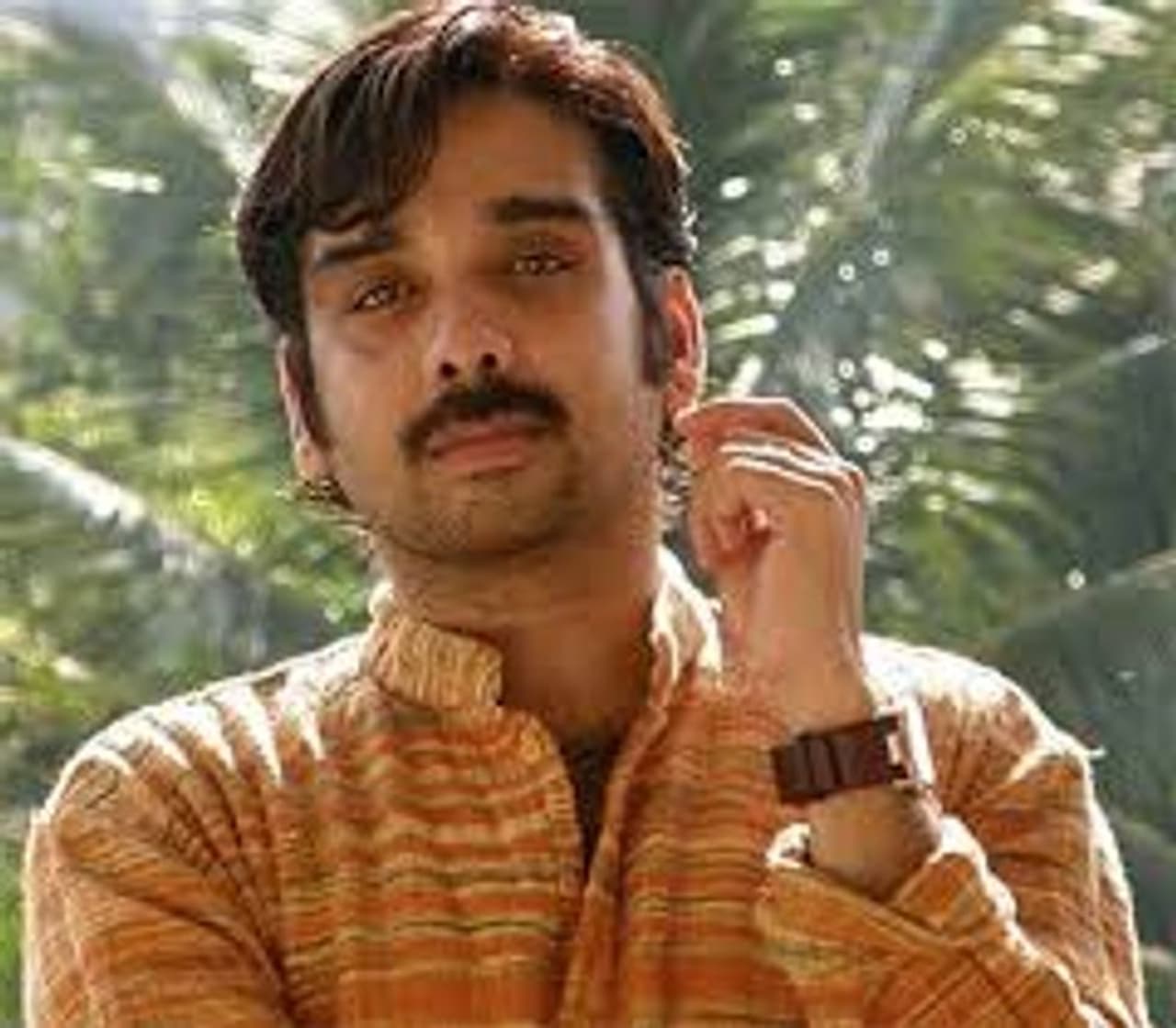 <p>தமிழ் திரையுலகில் ஆவாரம்பூ என்ற படம் மூலம் அறிமுகமானவர் நடிகர் வினீத், தொடர்ந்து புதிய முகம், ஜாதிமல்லி, காதலர் தினம், மே மாதம், காதலர் தினம் உள்பட பல படங்களில் நடித்துள்ளார்.</p> <p>தமிழ் திரையுலகில் ஆவாரம்பூ என்ற படம் மூலம் அறிமுகமானவர் நடிகர் வினீத், தொடர்ந்து புதிய முகம், ஜாதிமல்லி, காதலர் தினம், மே மாதம், காதலர் தினம் உள்பட பல படங்களில் நடித்துள்ளார்.</p>