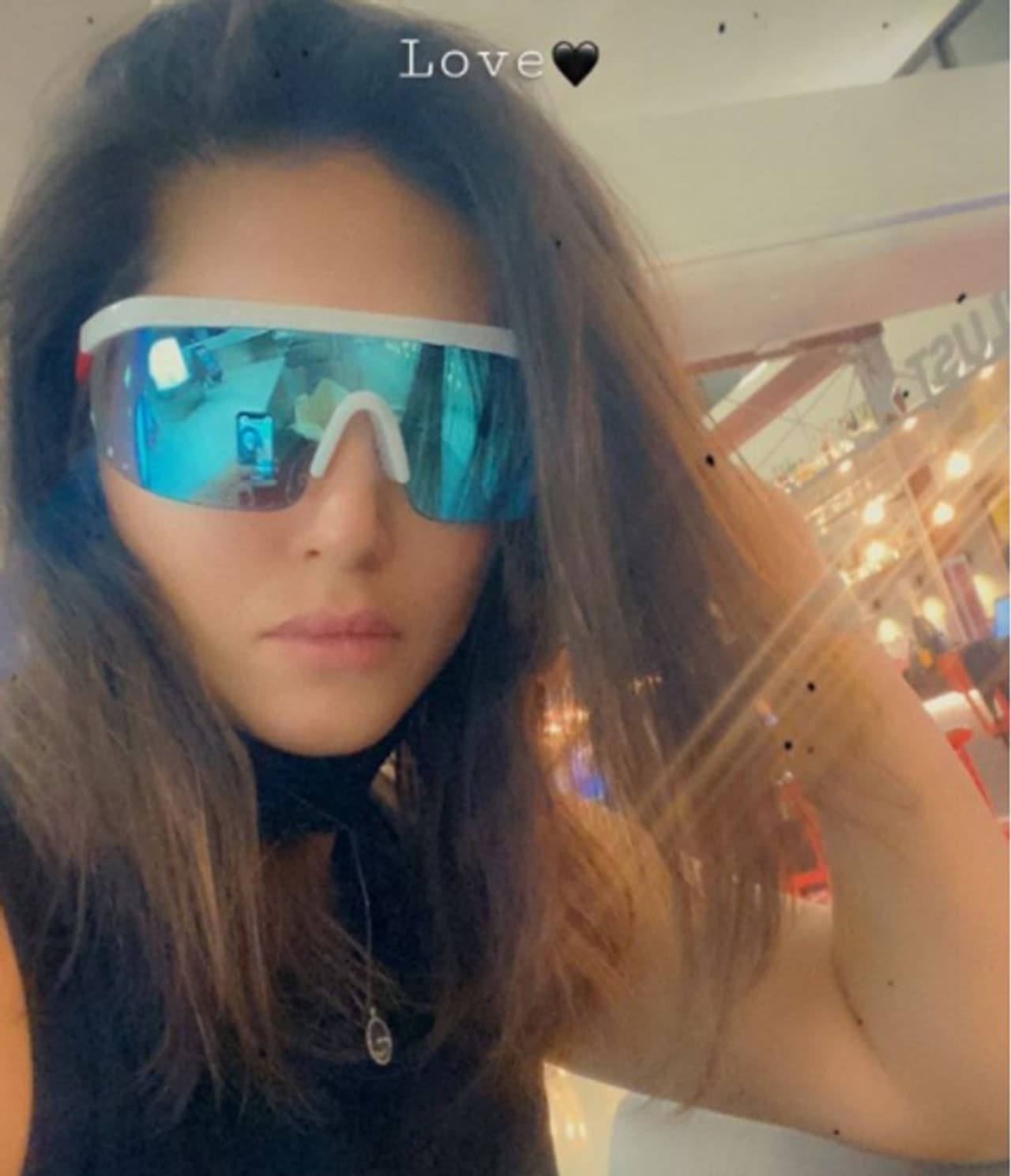 <p>ನಟಿ ಸನ್ನಿ ಲಿಯೋನ್ ಬರೋಬ್ಬರಿ ಆರು ತಿಂಗಳ ನಂತರ ಭಾರತಕ್ಕೆ ಮರಳಿದ್ದಾರೆ.</p> <p>ನಟಿ ಸನ್ನಿ ಲಿಯೋನ್ ಬರೋಬ್ಬರಿ ಆರು ತಿಂಗಳ ನಂತರ ಭಾರತಕ್ಕೆ ಮರಳಿದ್ದಾರೆ.</p>