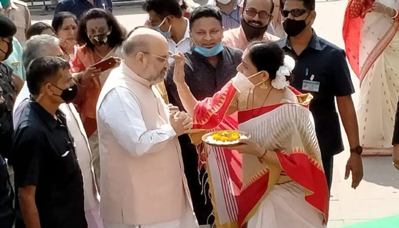 <p>Amit Shah was greeted at the temple by members of state BJP Mohila Morcha, including its president Agnimitra Paul, who blew conch shells and put a 'tilak' on his forehead.<br />&nbsp;</p>