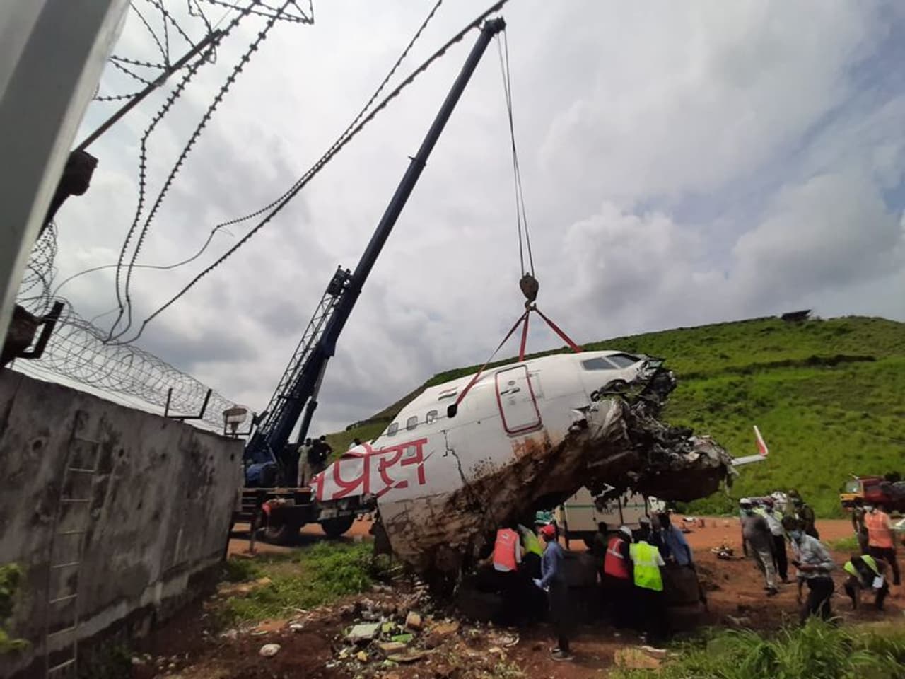 <p>അപകടത്തെ തുടര്‍ന്ന് മൂന്നായി പിളര്‍ന്ന വിമാനാവശിഷ്ടങ്ങള്‍ 500 മീറ്റര്‍ അകലെ പ്രത്യേകം തയ്യാറാക്കിയ പ്രതലത്തിലേക്കാണ് മാറ്റിയത്. ഇതിനായി വിമാനത്താവള അഥോറിറ്റി പ്രത്യേക പദ്ധതി തന്നെ തയ്യാറാക്കി. പാറ നിറഞ്ഞ പ്രദേശം ഇടിച്ച് നിരത്തി പ്രത്യേക പ്രതലം തയ്യാറാക്കാന്‍ തന്നെ അരക്കോടിയിലേറെ ചെലവ് വന്നു.&nbsp;</p>