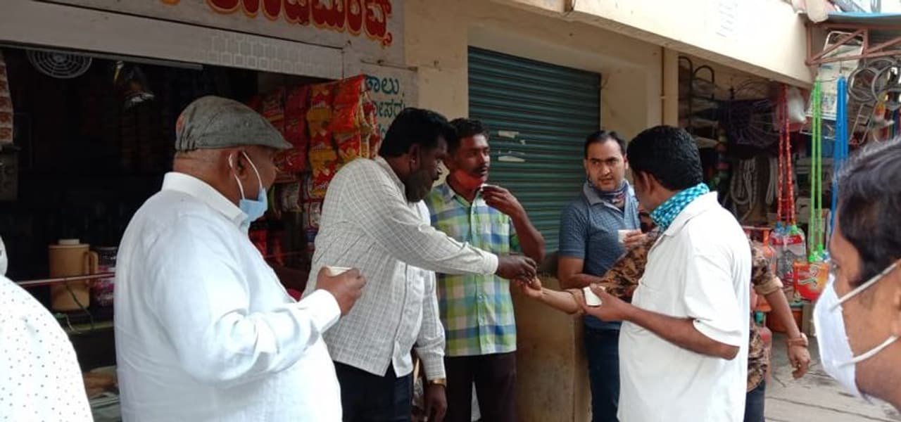 <p>ಪ್ರಧಾನಿ ನರೇಂದ್ರ ಮೋದಿರವರು ಕನಸು ಚಾಯ್ ಪೇ ಚರ್ಚಾ ಅಂದರೆ ಸಾರ್ವಜನಿಕರ ಸಮಸ್ಯೆ ಅರಿಯುವ ವೇದಿಕೆ . ಕಟ್ಟಾ ಸುಬ್ರಹ್ಮಣ್ಯ ನಾಯ್ಡು.<br /> </p> <p>ಪ್ರಧಾನಿ ನರೇಂದ್ರ ಮೋದಿರವರು ಕನಸು ಚಾಯ್ ಪೇ ಚರ್ಚಾ ಅಂದರೆ ಸಾರ್ವಜನಿಕರ ಸಮಸ್ಯೆ ಅರಿಯುವ ವೇದಿಕೆ . ಕಟ್ಟಾ ಸುಬ್ರಹ್ಮಣ್ಯ ನಾಯ್ಡು.<br /> </p>