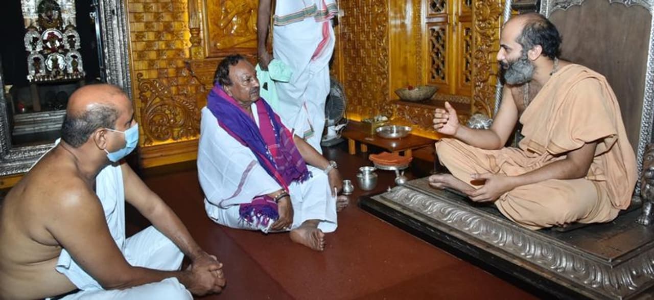<p> ರಾಜ್ಯ ಬಿಜೆಪಿ ಕಾರ್ಯಾಕರಣಿಗೆ ಮಂಗಳೂರಿಗೆ ಆಗಮಿಸಿದ್ದ ರಾಜ್ಯ ಗ್ರಾಮೀಣಾಭಿವೃದ್ಧಿ ಸಚಿವ ಕೆ.ಎಸ್. ಈಶ್ವರಪ್ಪ ಅವರು ಉಡುಪಿ ಕೃಷ್ಣಮಠಕ್ಕೆ ಭೇಟಿ ನೀಡಿದರು</p> <p> ರಾಜ್ಯ ಬಿಜೆಪಿ ಕಾರ್ಯಾಕರಣಿಗೆ ಮಂಗಳೂರಿಗೆ ಆಗಮಿಸಿದ್ದ ರಾಜ್ಯ ಗ್ರಾಮೀಣಾಭಿವೃದ್ಧಿ ಸಚಿವ ಕೆ.ಎಸ್. ಈಶ್ವರಪ್ಪ ಅವರು ಉಡುಪಿ ಕೃಷ್ಣಮಠಕ್ಕೆ ಭೇಟಿ ನೀಡಿದರು</p>
