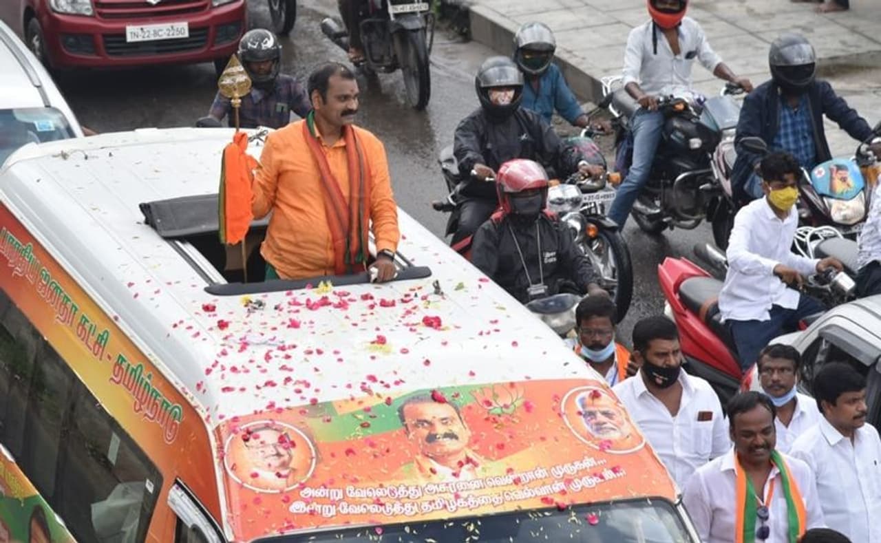 <p>തമിഴ് ഹിന്ദുക്കളില് ഏറ്റവും കൂടുതല് ആരാധകരുള്ള ഹിന്ദു ആരാധനാമൂര്ത്തിയായ മുരുകനെ സ്തുതിക്കുന്ന കൃതിയെ കളിയാക്കി കറുപ്പര്കൂട്ടമെന്ന പെരിയാറിസ്റ്റ് ഗ്രൂപ്പ് ഒരു സംഗീത വീഡിയോ പുറത്തിറക്കിയിരുന്നു. </p> <p>തമിഴ് ഹിന്ദുക്കളില് ഏറ്റവും കൂടുതല് ആരാധകരുള്ള ഹിന്ദു ആരാധനാമൂര്ത്തിയായ മുരുകനെ സ്തുതിക്കുന്ന കൃതിയെ കളിയാക്കി കറുപ്പര്കൂട്ടമെന്ന പെരിയാറിസ്റ്റ് ഗ്രൂപ്പ് ഒരു സംഗീത വീഡിയോ പുറത്തിറക്കിയിരുന്നു. </p>