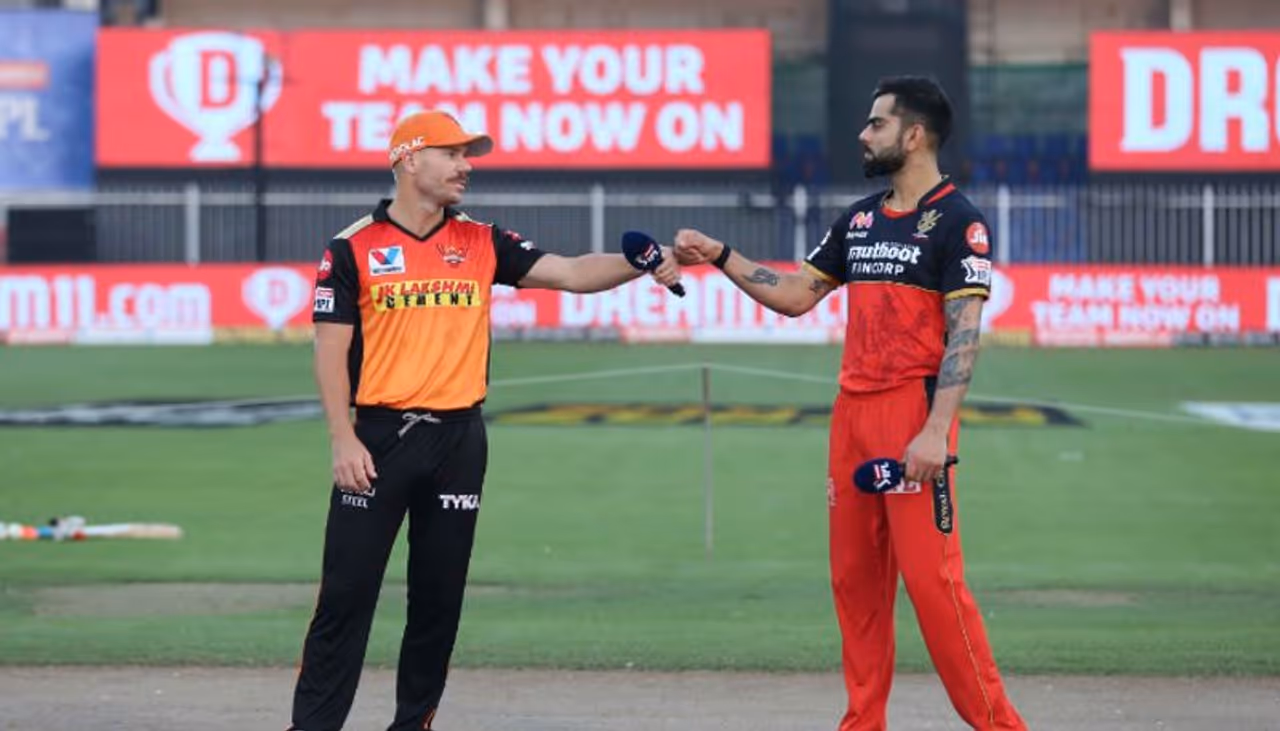 <p>ஐபிஎல் 13வது சீசனின் எலிமினேட்டர் போட்டியில் சன்ரைசர்ஸ் ஹைதராபாத்தும் ஆர்சிபியும் மோதுகின்றன. அபுதாபியில் நடக்கும் இந்த போட்டியில் டாஸ் வென்ற சன்ரைசர்ஸ் கேப்டன் வார்னர் ஃபீல்டிங்கை தேர்வு செய்தார்.</p> <p>ஐபிஎல் 13வது சீசனின் எலிமினேட்டர் போட்டியில் சன்ரைசர்ஸ் ஹைதராபாத்தும் ஆர்சிபியும் மோதுகின்றன. அபுதாபியில் நடக்கும் இந்த போட்டியில் டாஸ் வென்ற சன்ரைசர்ஸ் கேப்டன் வார்னர் ஃபீல்டிங்கை தேர்வு செய்தார்.</p>