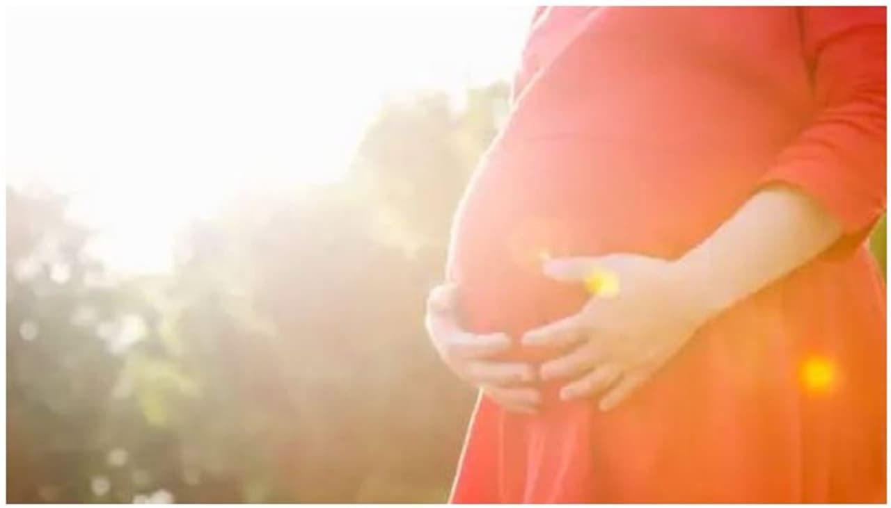 <p>ಹಾರ್ಮೋನುಗಳು, ವಾಸನೆ ಮತ್ತು ರುಚಿಯ ಉನ್ನತ ಪ್ರಜ್ಞೆ ಮತ್ತು ಪೌಷ್ಠಿಕಾಂಶದ ಕೊರತೆಗಳು ಸೇರಿದಂತೆ ಹಲವಾರು ವಿಷಯಗಳಿಂದ ಗರ್ಭಧಾರಣೆಯ ಬಯಕೆಗಳು ಉಂಟಾಗಬಹುದು. ಕಡು ಬಯಕೆಗಳು ಸಾಮಾನ್ಯವಾಗಿ ಮೊದಲ ತ್ರೈಮಾಸಿಕದಲ್ಲಿ ಪ್ರಾರಂಭವಾಗುತ್ತವೆ ಮತ್ತು ಎರಡನೇ ತ್ರೈಮಾಸಿಕದಲ್ಲಿ ಗರಿಷ್ಠವಾಗುತ್ತವೆ, ಆದರೆ ಗರ್ಭಾವಸ್ಥೆಯಲ್ಲಿ ಯಾವಾಗ ಬೇಕಾದರೂ ಸಂಭವಿಸಬಹುದು. <br /> </p> <p>ಹಾರ್ಮೋನುಗಳು, ವಾಸನೆ ಮತ್ತು ರುಚಿಯ ಉನ್ನತ ಪ್ರಜ್ಞೆ ಮತ್ತು ಪೌಷ್ಠಿಕಾಂಶದ ಕೊರತೆಗಳು ಸೇರಿದಂತೆ ಹಲವಾರು ವಿಷಯಗಳಿಂದ ಗರ್ಭಧಾರಣೆಯ ಬಯಕೆಗಳು ಉಂಟಾಗಬಹುದು. ಕಡು ಬಯಕೆಗಳು ಸಾಮಾನ್ಯವಾಗಿ ಮೊದಲ ತ್ರೈಮಾಸಿಕದಲ್ಲಿ ಪ್ರಾರಂಭವಾಗುತ್ತವೆ ಮತ್ತು ಎರಡನೇ ತ್ರೈಮಾಸಿಕದಲ್ಲಿ ಗರಿಷ್ಠವಾಗುತ್ತವೆ, ಆದರೆ ಗರ್ಭಾವಸ್ಥೆಯಲ್ಲಿ ಯಾವಾಗ ಬೇಕಾದರೂ ಸಂಭವಿಸಬಹುದು. <br /> </p>